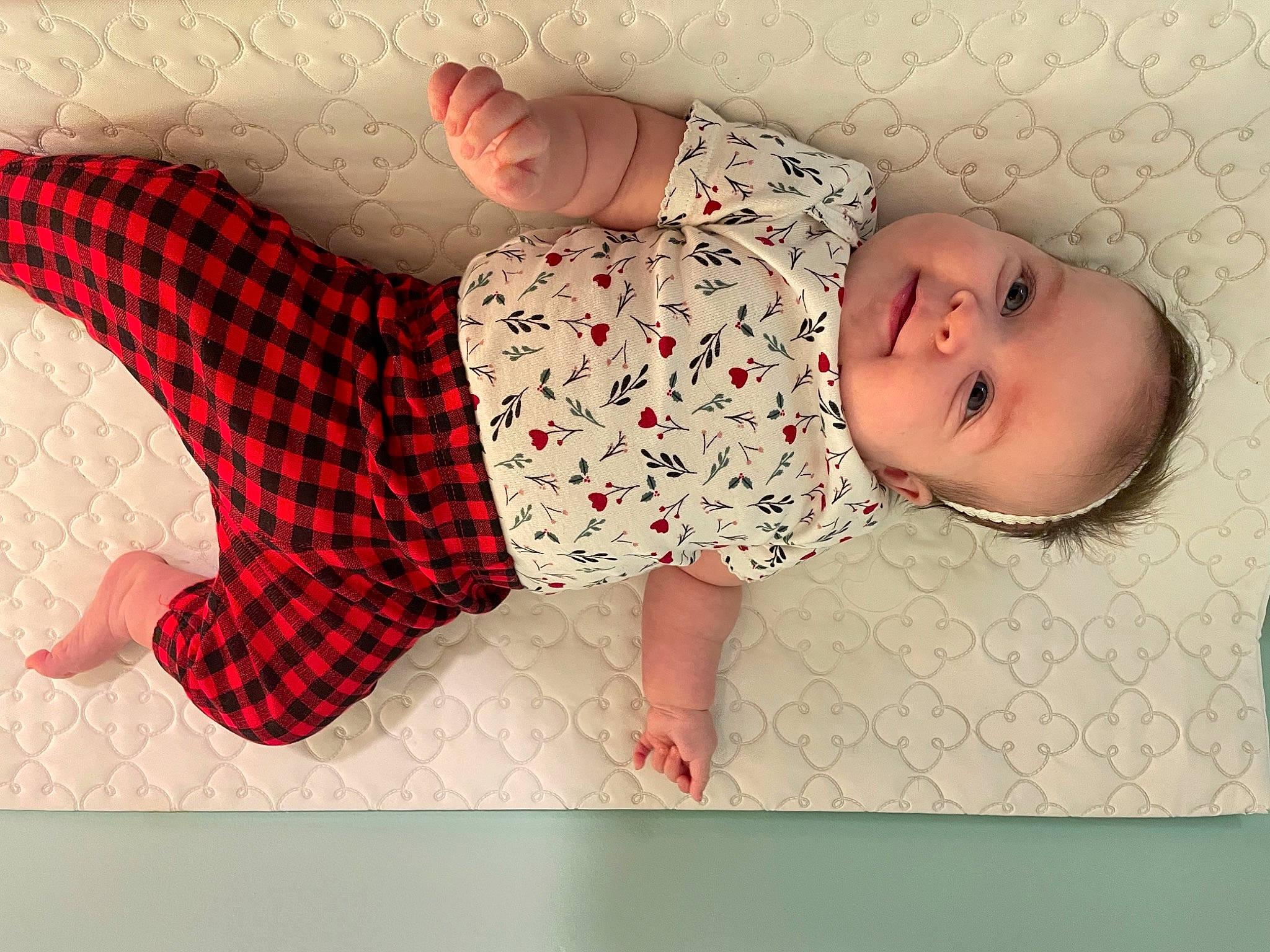 Sara-maude a rejoint le concours — aidez-le/la à gagner de superbes lots ! baby, baby_products, baby_safety, baby_sleeping, baby_toddler_clothing, child, comfort, happy, head, human_body, leg, linens, pattern, person, plaid, room, skin, sleeve, tartan, textile