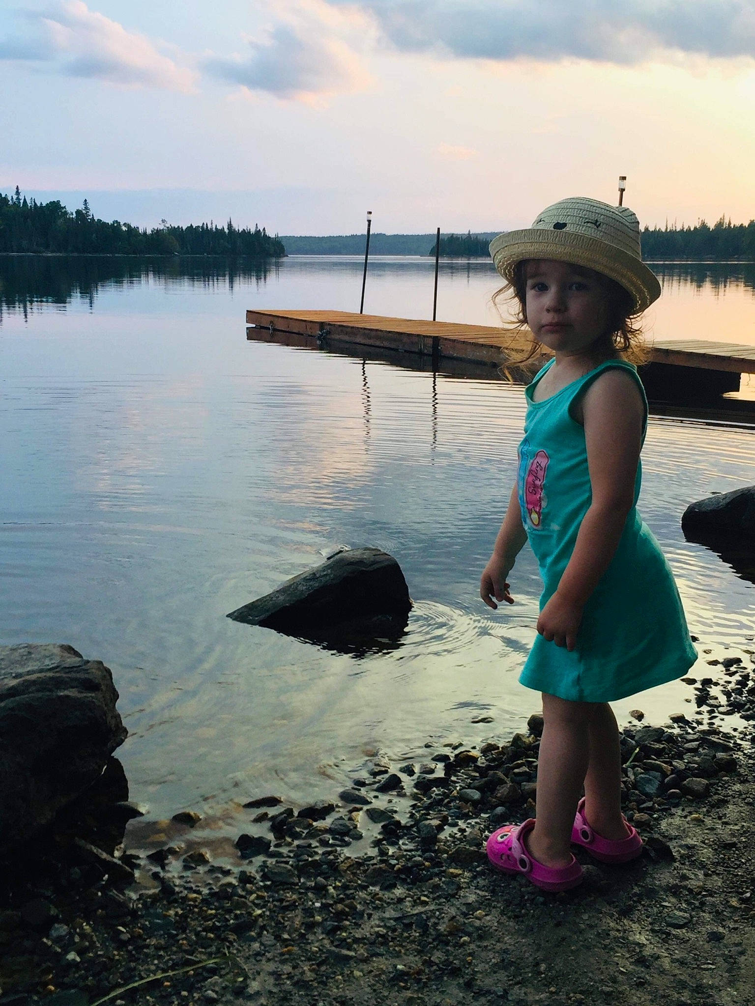 Pénéloppe participe au concours pour gagner de l'argent avec cette photo : bank, beach, body_of_water, cloud, dress, flash_photography, happy, hat, headwear, horizon, lake, landscape, leisure, people_in_nature, person, recreation, sky, summer, sun_hat, travel
