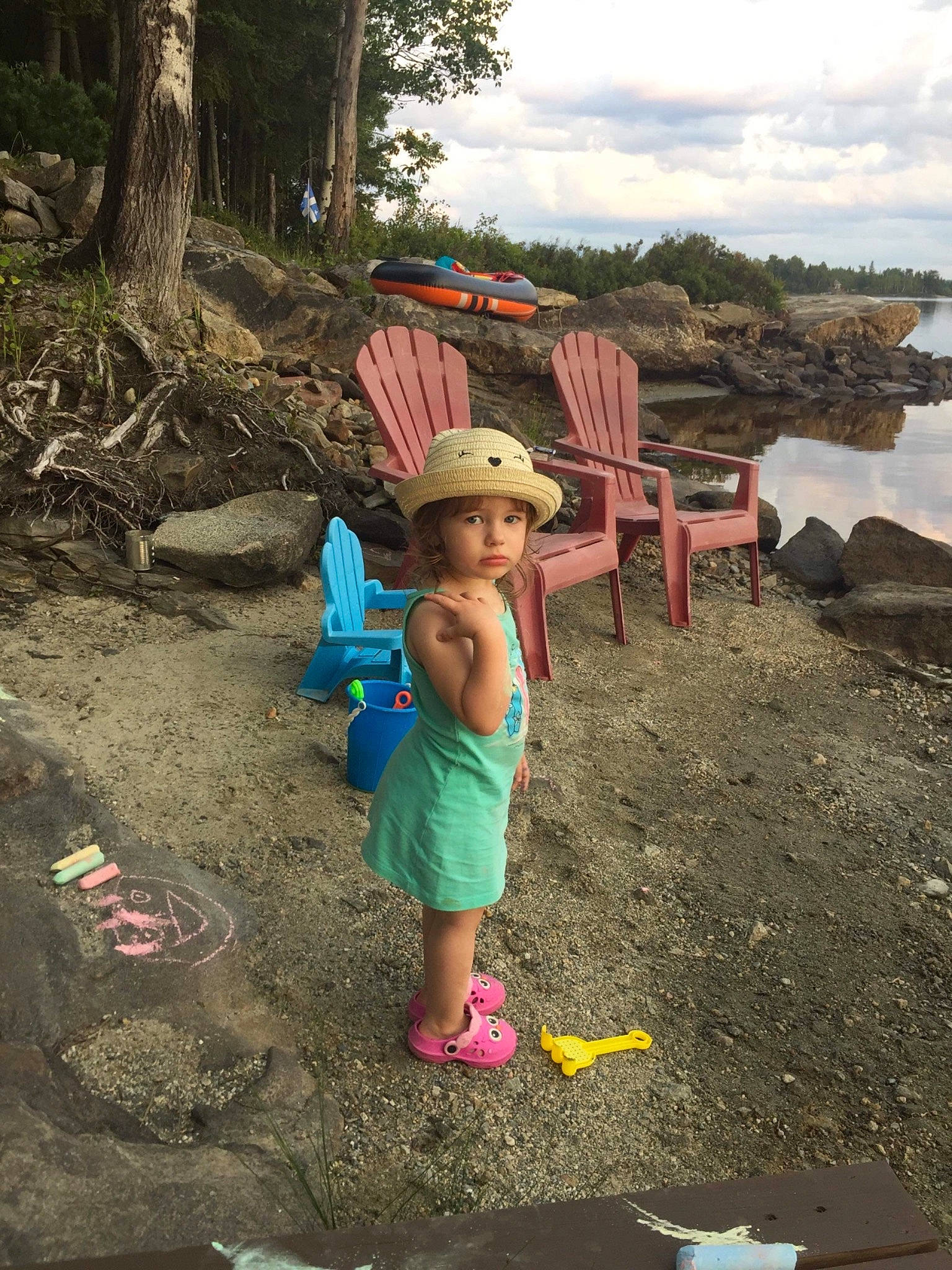 Pénéloppe a rejoint le concours — aidez-le/la à gagner de superbes lots ! beach, beauty, child, fun, hat, headwear, landscape, leisure, morning, people_in_nature, person, plant, recreation, rock, sky, summer, sun_hat, toddler, travel, tree