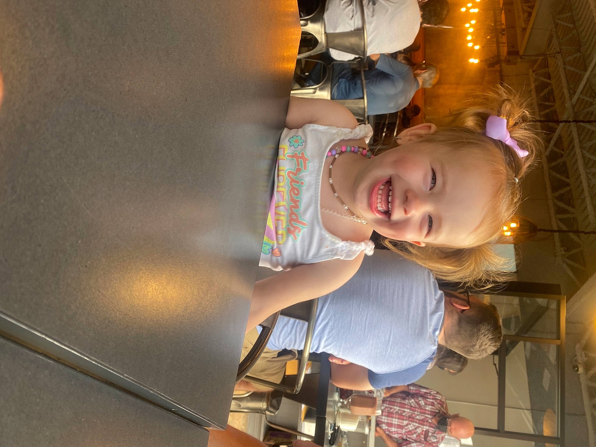 Pénéloppe participe au concours pour gagner de l'argent avec cette photo : ceiling, child, elbow, flash_photography, fun, happy, human_leg, joy, leisure, mouth, person, room, smile, t_shirt, thigh, toddler, vacation