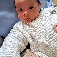 Léo participe au concours pour gagner de l'argent avec cette photo : baby, infant, white_sweater, knitted_clothing, face, eyes, blanket, blue_blanket, indoor, close_up, portrait, newborn, child, soft_texture, hand, wooden_floor, fabric, patterned_cloth, cute, resting