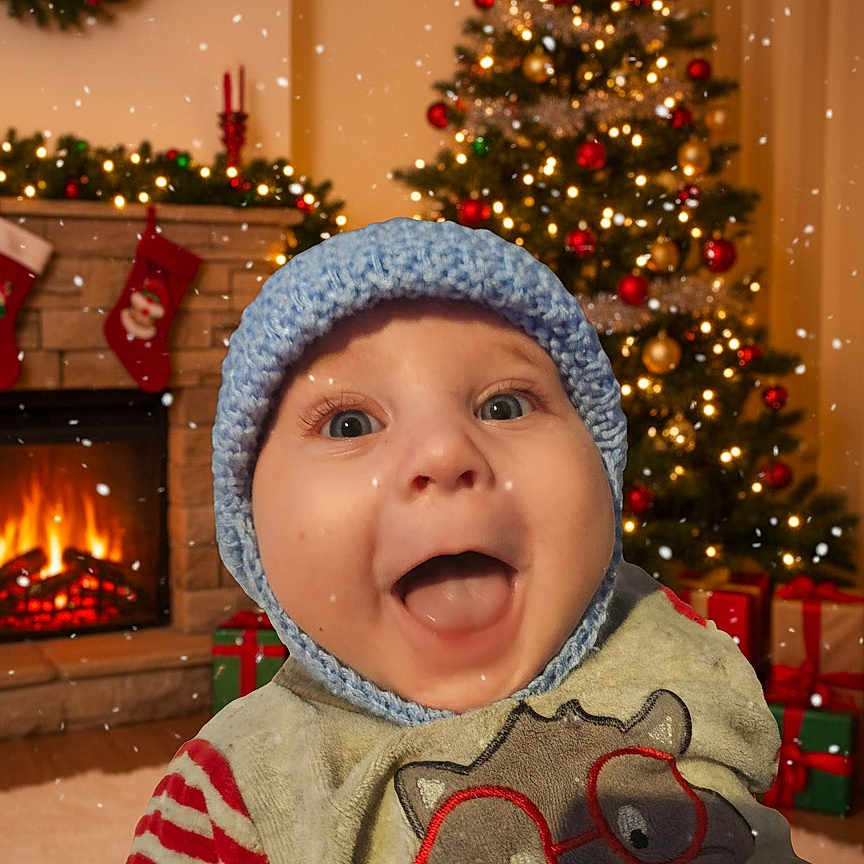 Louis participe au concours pour gagner de l'argent avec cette photo : baby, blue_hat, cat_design, celebration, child, christmas_tree, cute, decorations, festive, fireplace, happy, holiday, indoors, portrait, presents, smiling, snowfall_effect, stockings, sweater, warm_lighting