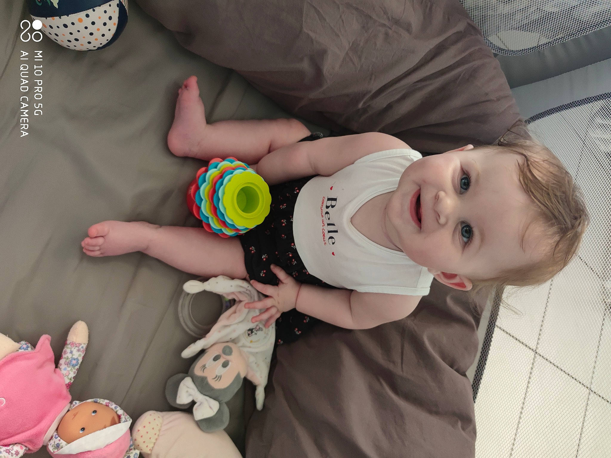 Mïa participe au concours pour gagner de l'argent avec cette photo : arm, baby, baby_toddler_clothing, child, finger, gesture, hand, happy, joy, nail, pattern, people, person, product, skin, sleeve, smile, textile, thumb, toddler