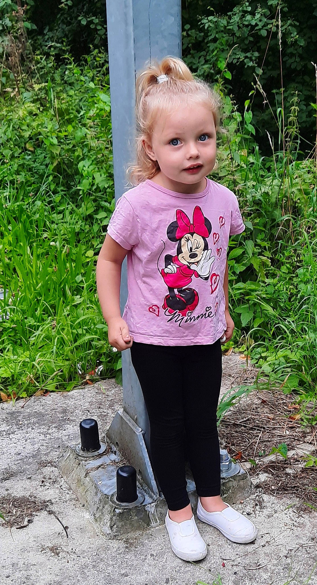 Julya participe au concours pour gagner de l'argent avec cette photo : child, pattern, person, pink, shoe, sleeve, t_shirt, toddler, vacation