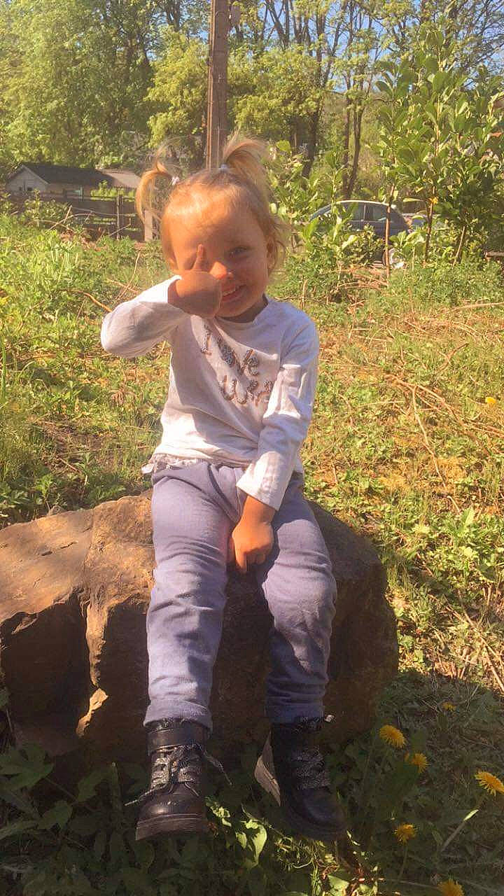 Julya a rejoint le concours — aidez-le/la à gagner de superbes lots ! adaptation, child, jungle, person, plant, smile, soil, toddler, tree