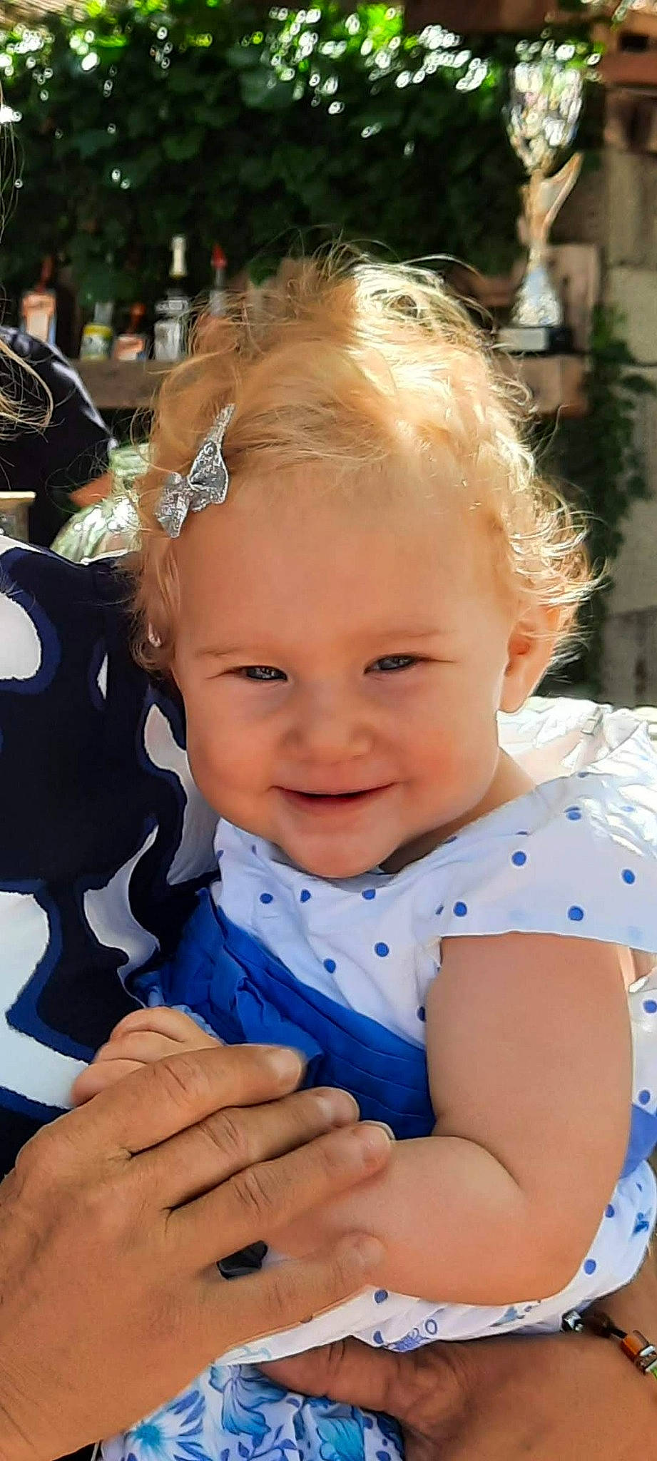 Héléna participe au concours pour gagner de l'argent avec cette photo : baby, baby_toddler_clothing, beauty, blond, cheek, child, electric_blue, event, fun, gesture, grass, happy, iris, joy, pattern, people, person, photograph, skin, smile