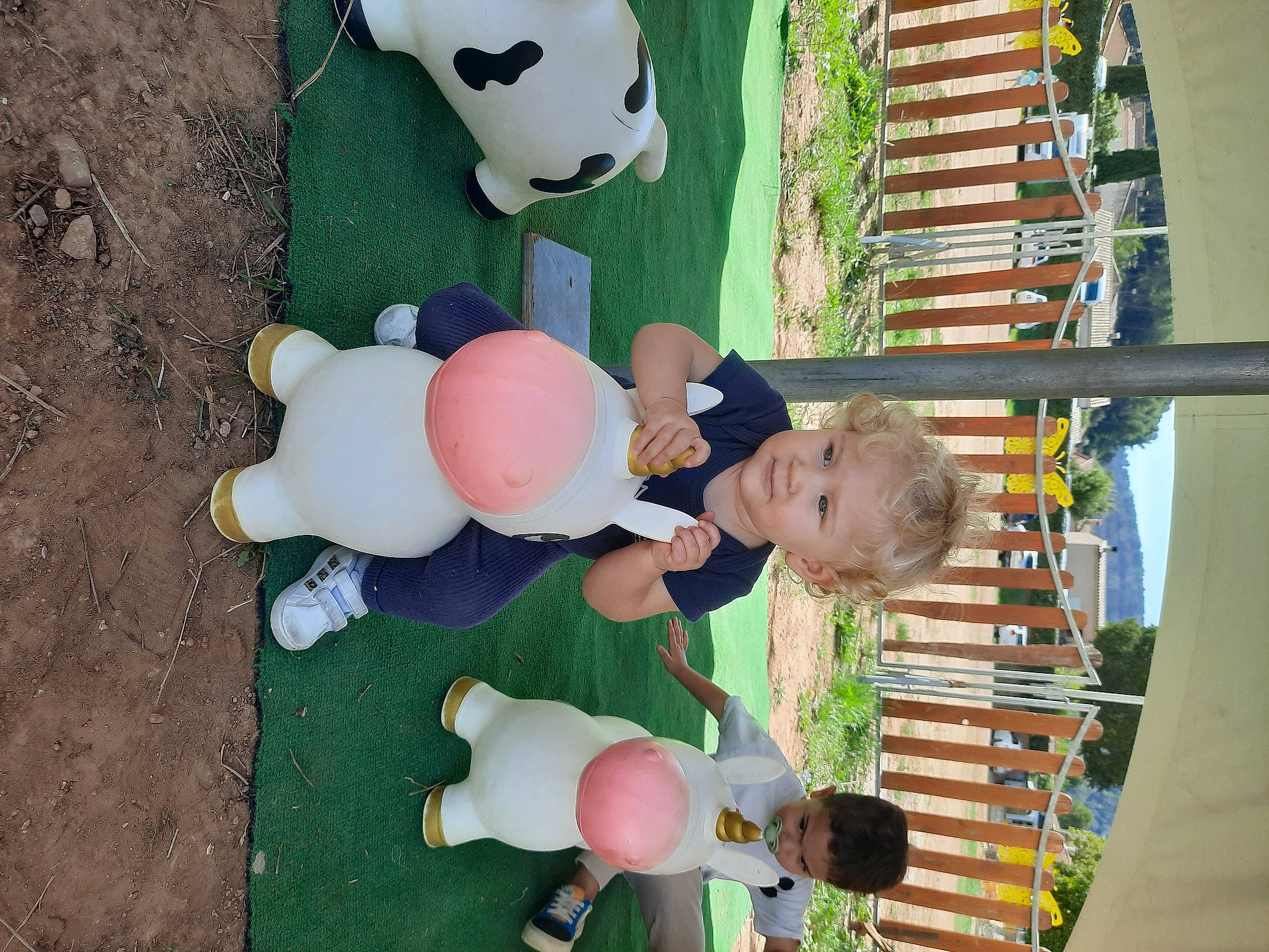 Héléna a rejoint le concours — aidez-le/la à gagner de superbes lots ! baby, child, fun, grass, green, happy, leisure, organism, person, plant, play, plush, recreation, stuffed_toy, t_shirt, toddler, toy, tree, white, world