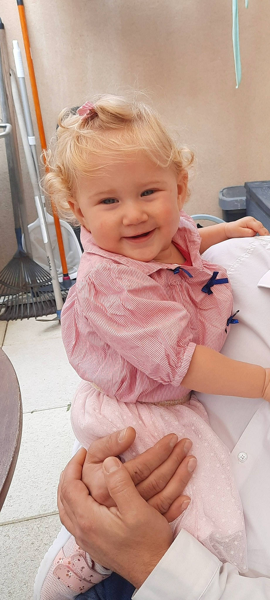 Héléna participe au concours pour gagner de l'argent avec cette photo : arm, baby_toddler_clothing, cheek, eye, finger, gesture, hand, happy, head, human_body, iris, joint, joy, lip, person, pink, shoulder, skin, sleeve, smile