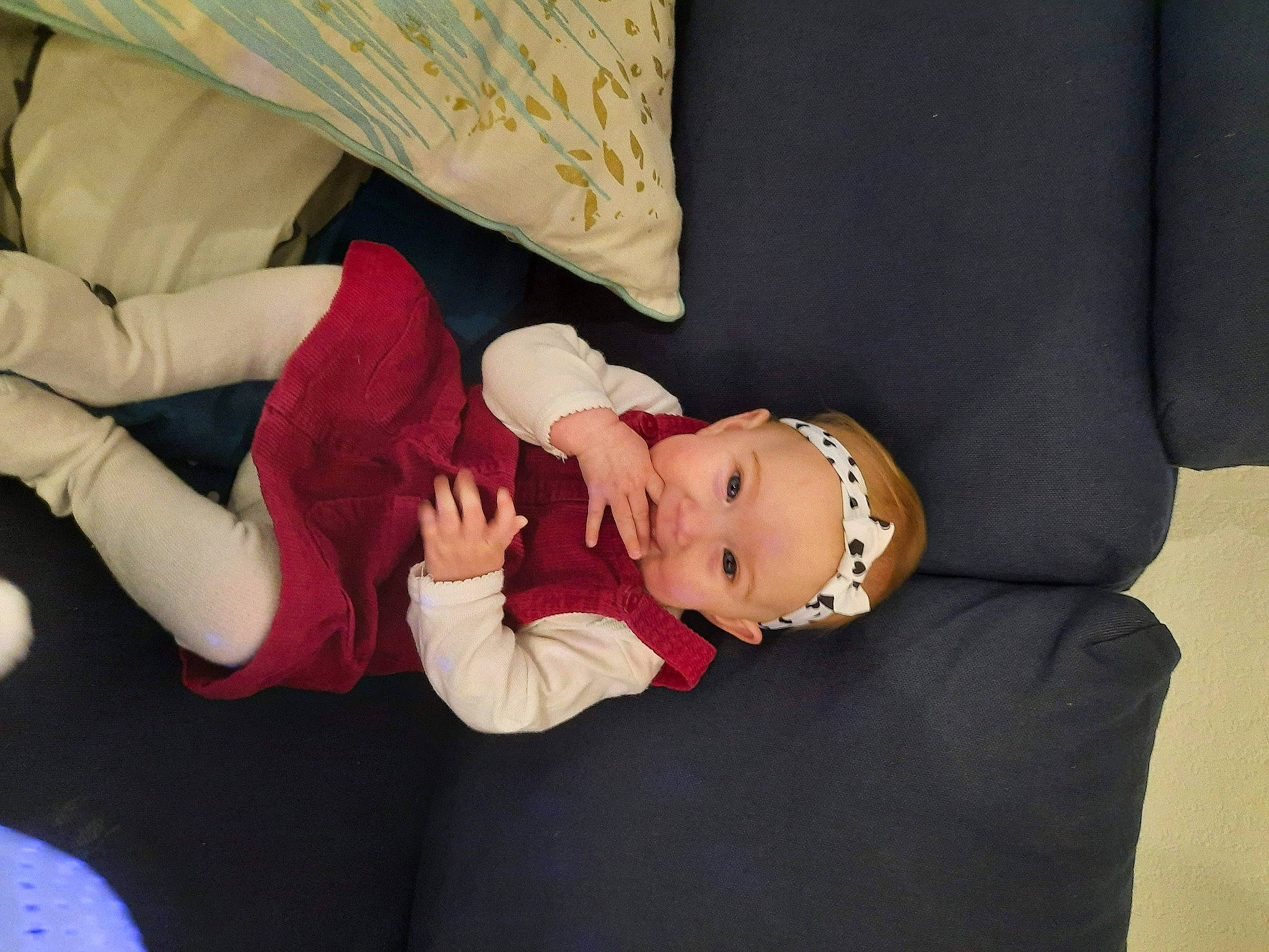 Héléna participe au concours pour gagner de l'argent avec cette photo : baby, baby_products, baby_toddler_clothing, child, comfort, couch, eye, finger, gesture, hand, headwear, human_body, human_leg, knee, leg, nail, person, sitting, sleeve, thigh