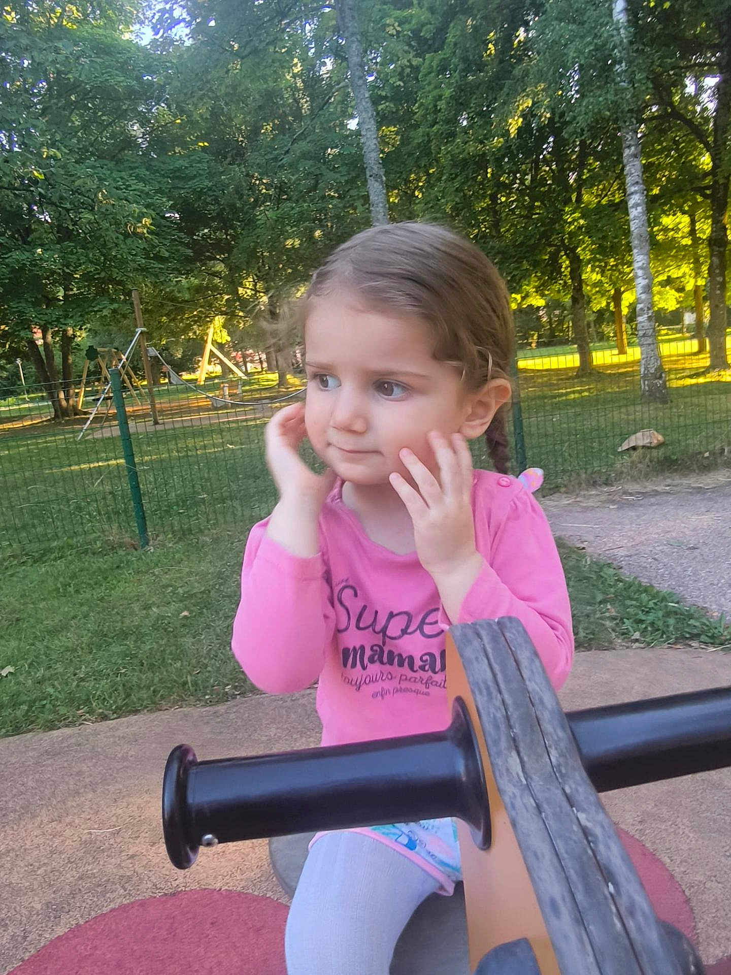 Serena participe au concours pour gagner de l'argent avec cette photo : child, girl, playground, seesaw, pink_shirt, outdoor, park, trees, greenery, daylight, play, cute, young, person, casual_clothing, nature, fun, smile, happy, leisure