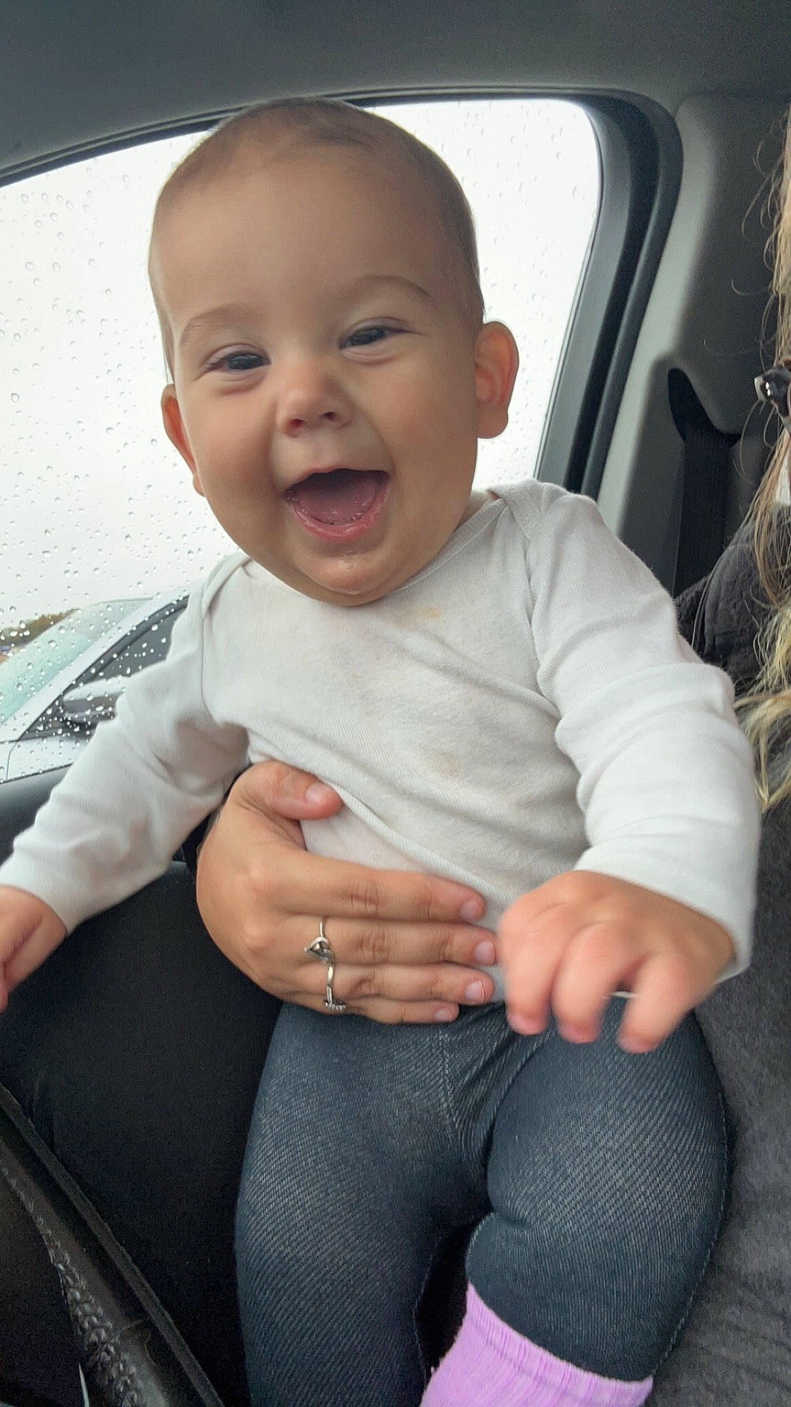 Makynzi is registered to the contest to win money with this photo: baby, baby_toddler_clothing, car_seat, comfort, cool, finger, gesture, hand, happy, head, knee, lip, mouth, nose, organ, person, skin, sleeve, smile, thumb