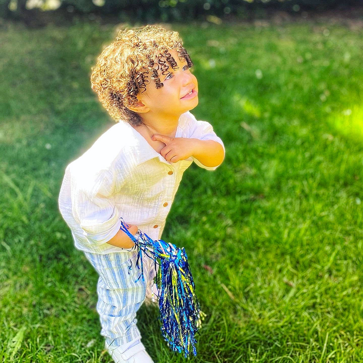 Nell participe au concours pour gagner de l'argent avec cette photo : barefoot, child, eyewear, fun, garden, grass, grass_family, grassland, happy, headwear, lawn, leisure, meadow, pattern, people_in_nature, person, recreation, sitting, smile, sunlight