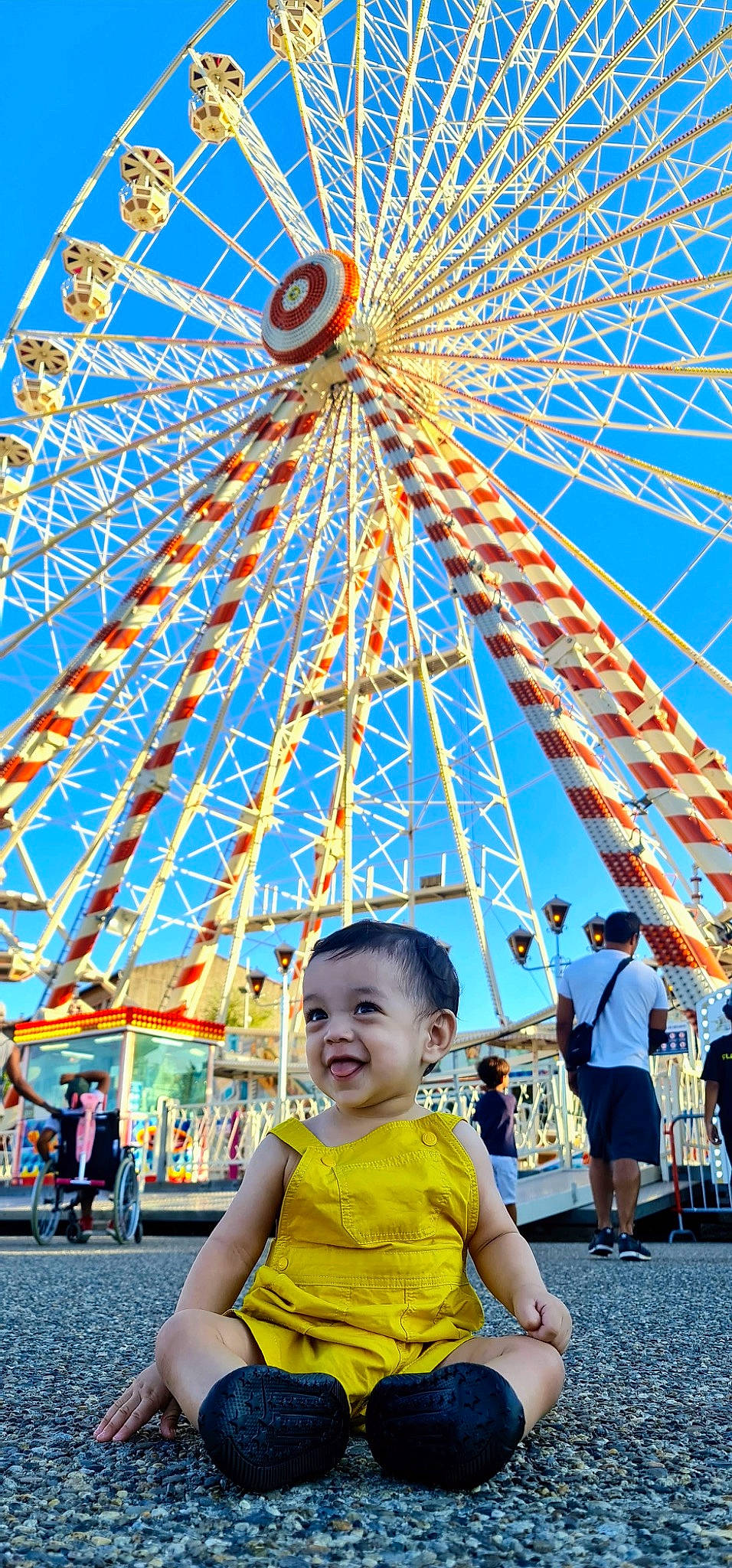 Arthur participe au concours pour gagner de l'argent avec cette photo : architecture, blue, daytime, ferris_wheel, fun, joy, landmark, leisure, nature, organ, people, person, photograph, recreation, shorts, sky, smile, summer, travel, white