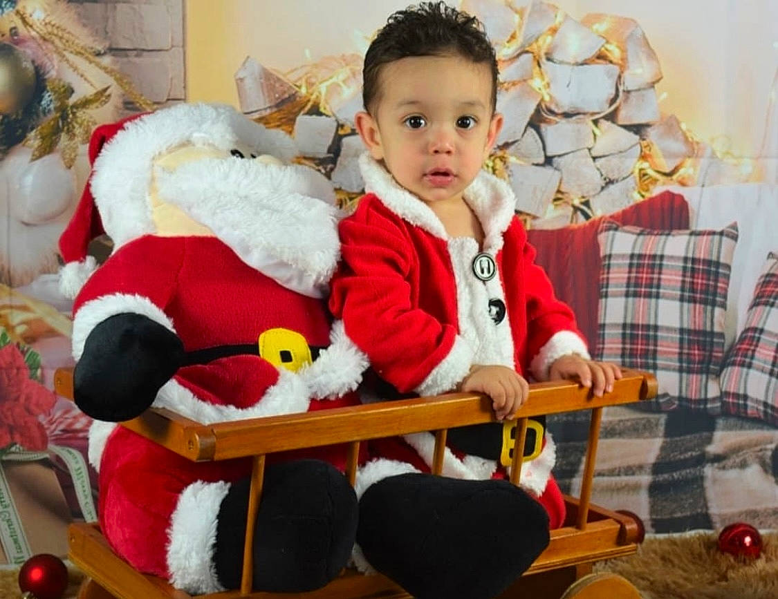 Arthur a rejoint le concours — aidez-le/la à gagner de superbes lots ! baby, baby_toddler_clothing, chair, child, christmas, christmas_eve, comfort, event, eye, fun, happy, holiday, human_body, lap, person, room, santa_claus, sitting, tartan, textile