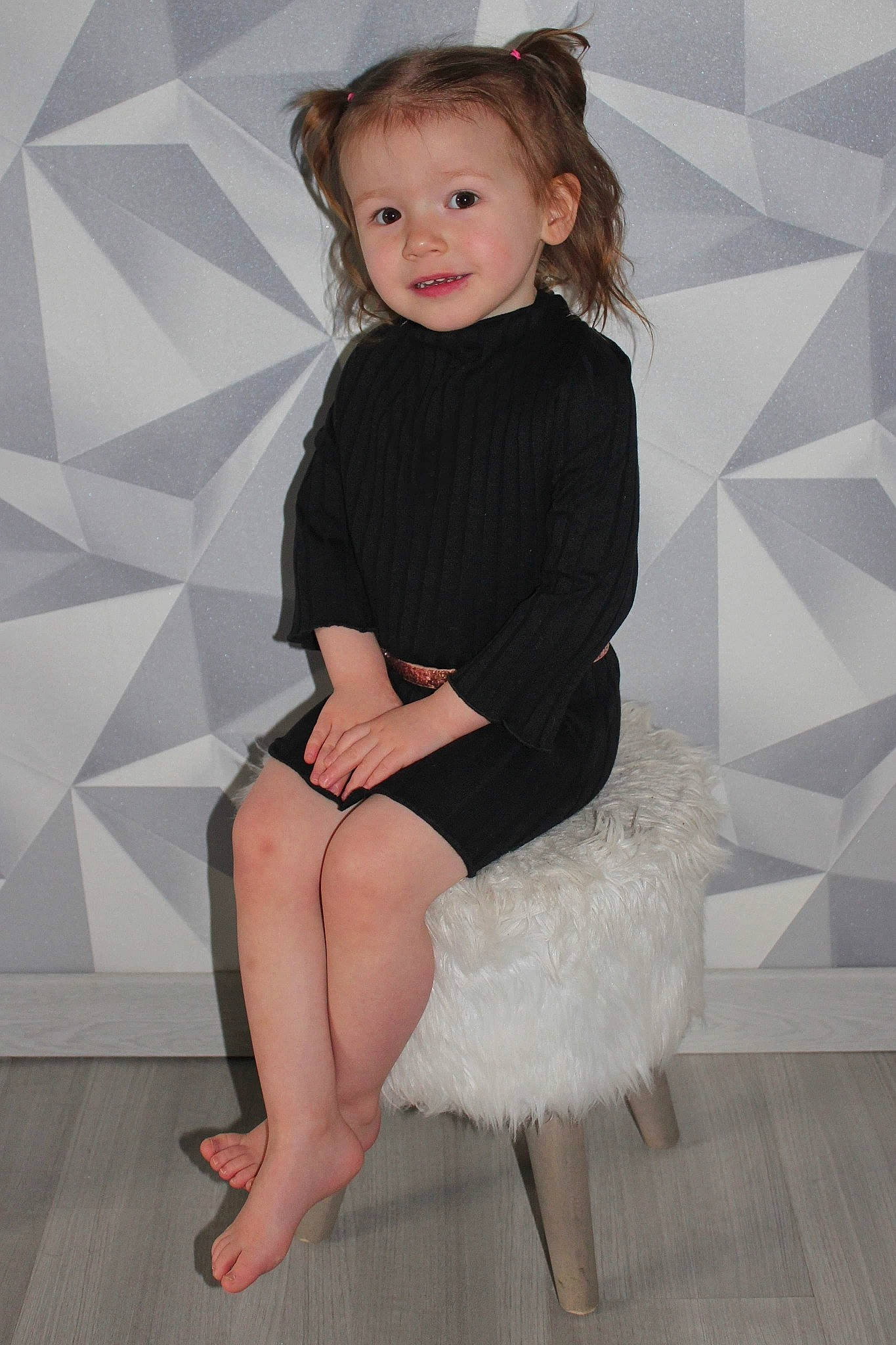Savannah a rejoint le concours — aidez-le/la à gagner de superbes lots ! baby, child, child_model, clothing, costume, dress, footwear, leg, person, photo_shoot, shoe, sitting, sleeve, sportswear, toddler