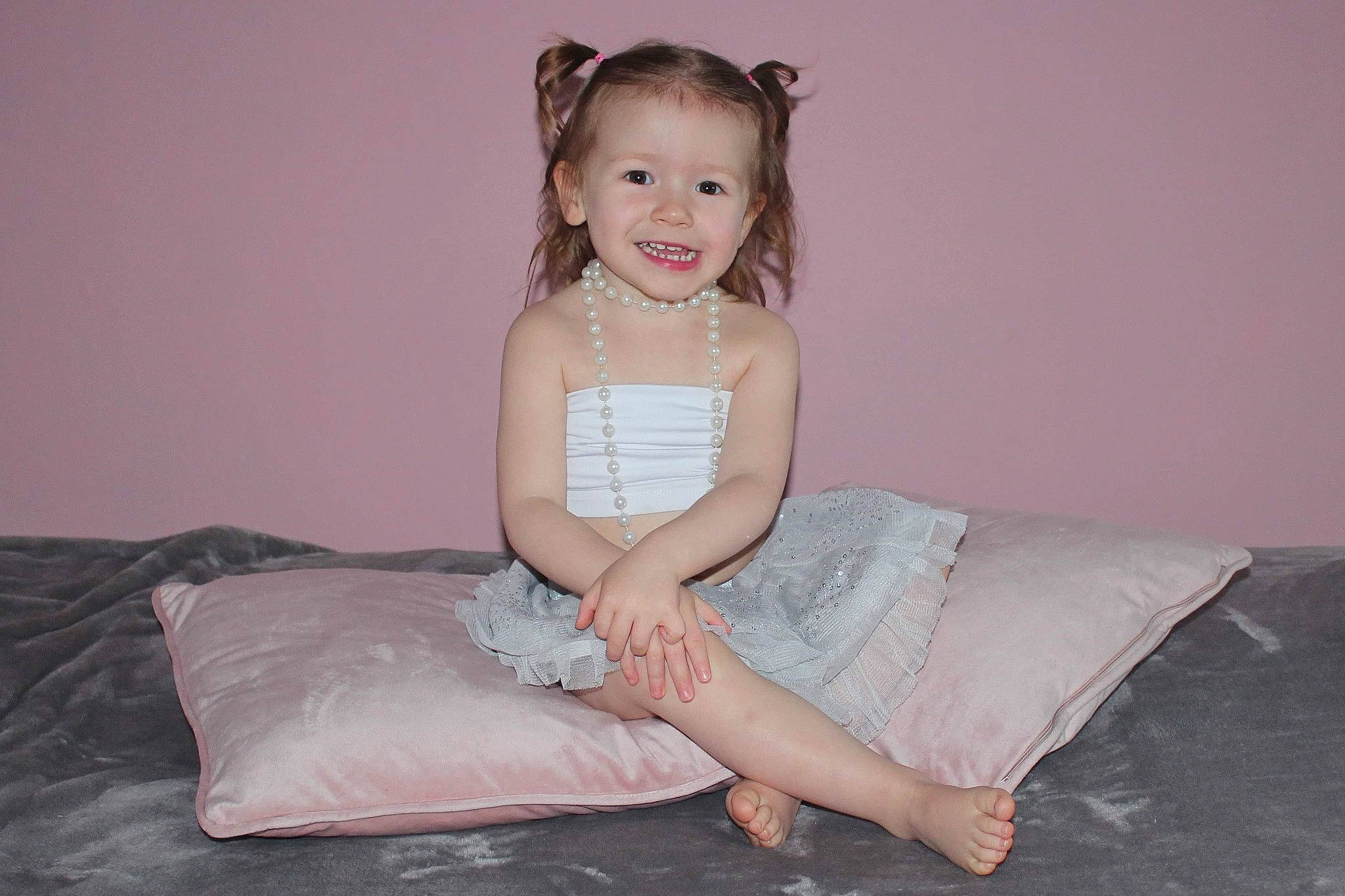 Savannah participe au concours pour gagner de l'argent avec cette photo : ballet_tutu, brown_hair, child, child_model, costume, dress, ear, furniture, hairstyle, joy, leg, long_hair, person, pink, shoe, sitting, skin, smile, toddler
