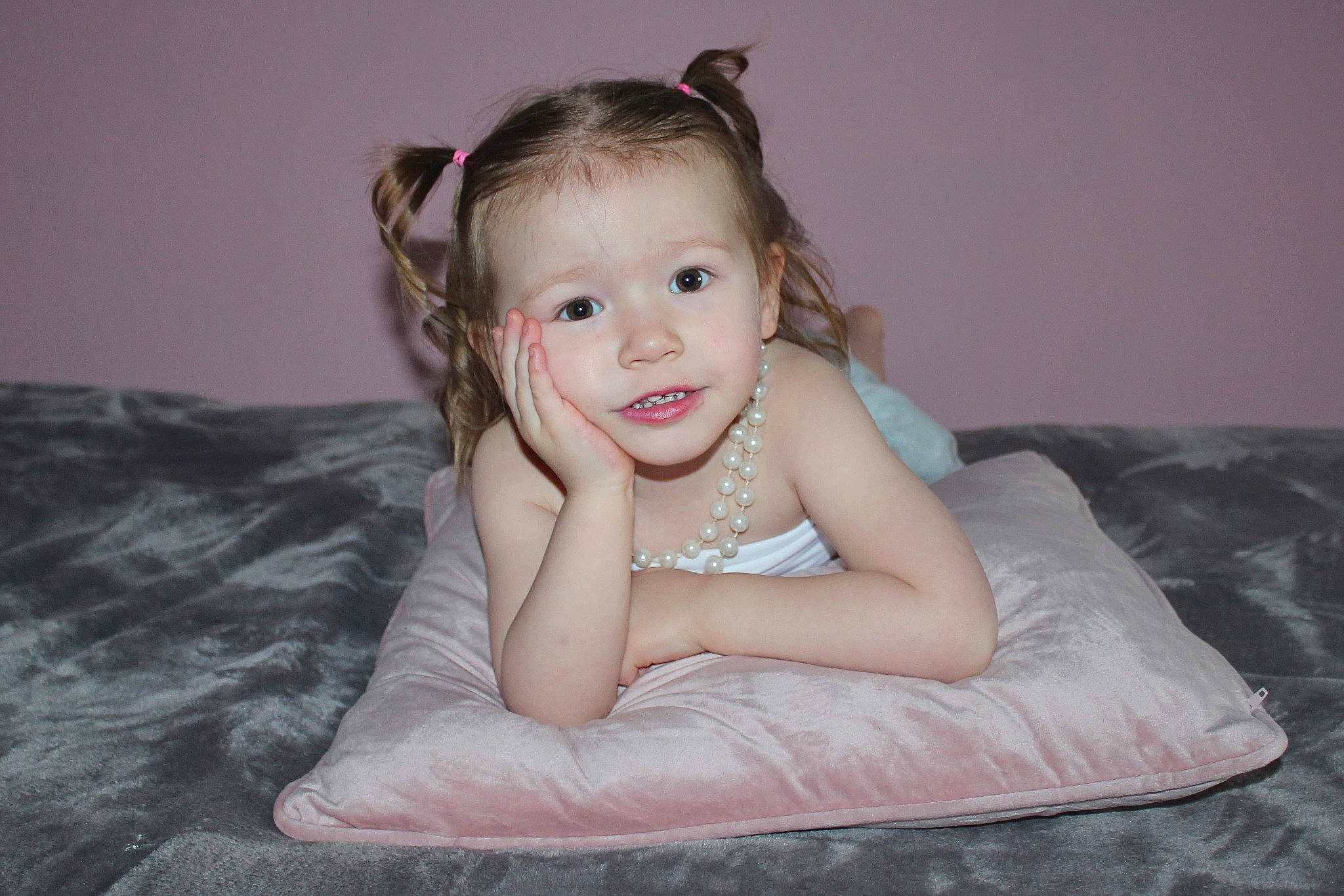 Savannah participe au concours pour gagner de l'argent avec cette photo : baby, child, child_model, ear, eye, face, fur, hair_accessory, hairstyle, happy, iris, long_hair, person, photograph, photography, pink, portrait_photography, sitting, skin, smile