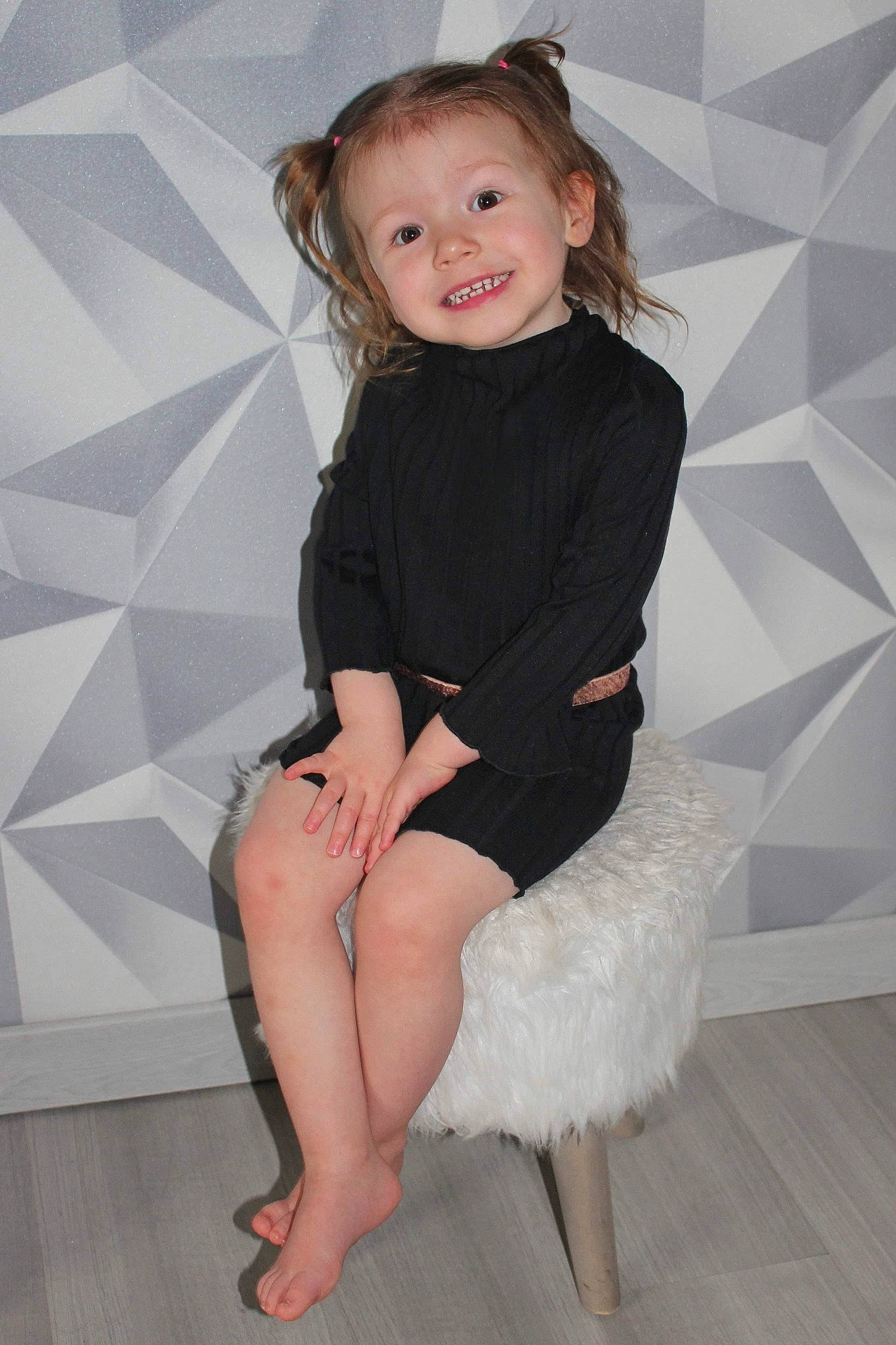 Savannah participe au concours pour gagner de l'argent avec cette photo : barefoot, child, child_model, clothing, dress, human_body, human_leg, joint, joy, leg, little_black_dress, long_hair, person, shoe, sitting, thigh