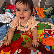 Garance a rejoint le concours — aidez-le/la à gagner de superbes lots ! baby, child, smiling, crawling, playmat, toy, blanket, indoor, playpen, colorful, cute, happy, person, infant, clothing, soft_toy, head, face, hands, floor