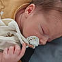 Léonie a rejoint le concours — aidez-le/la à gagner de superbes lots ! baby, blanket, child, closeup, clothing, cozy, cute, face, hand, indoors, infant, newborn, pacifier, peaceful, portrait, resting, skin, sleeping, soft, young