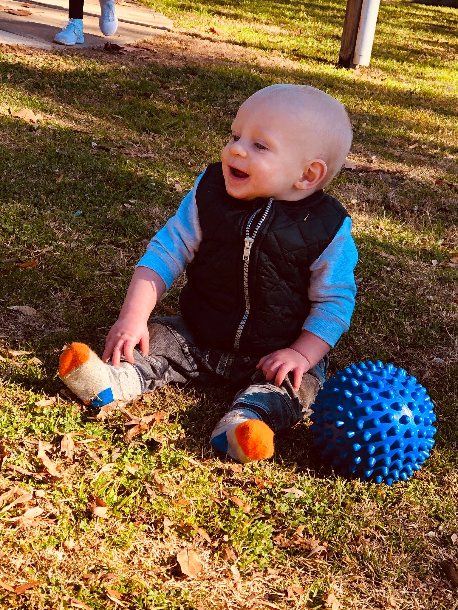 Malakye is registered to the contest to win money with this photo: child, fun, grass, person, play, toddler