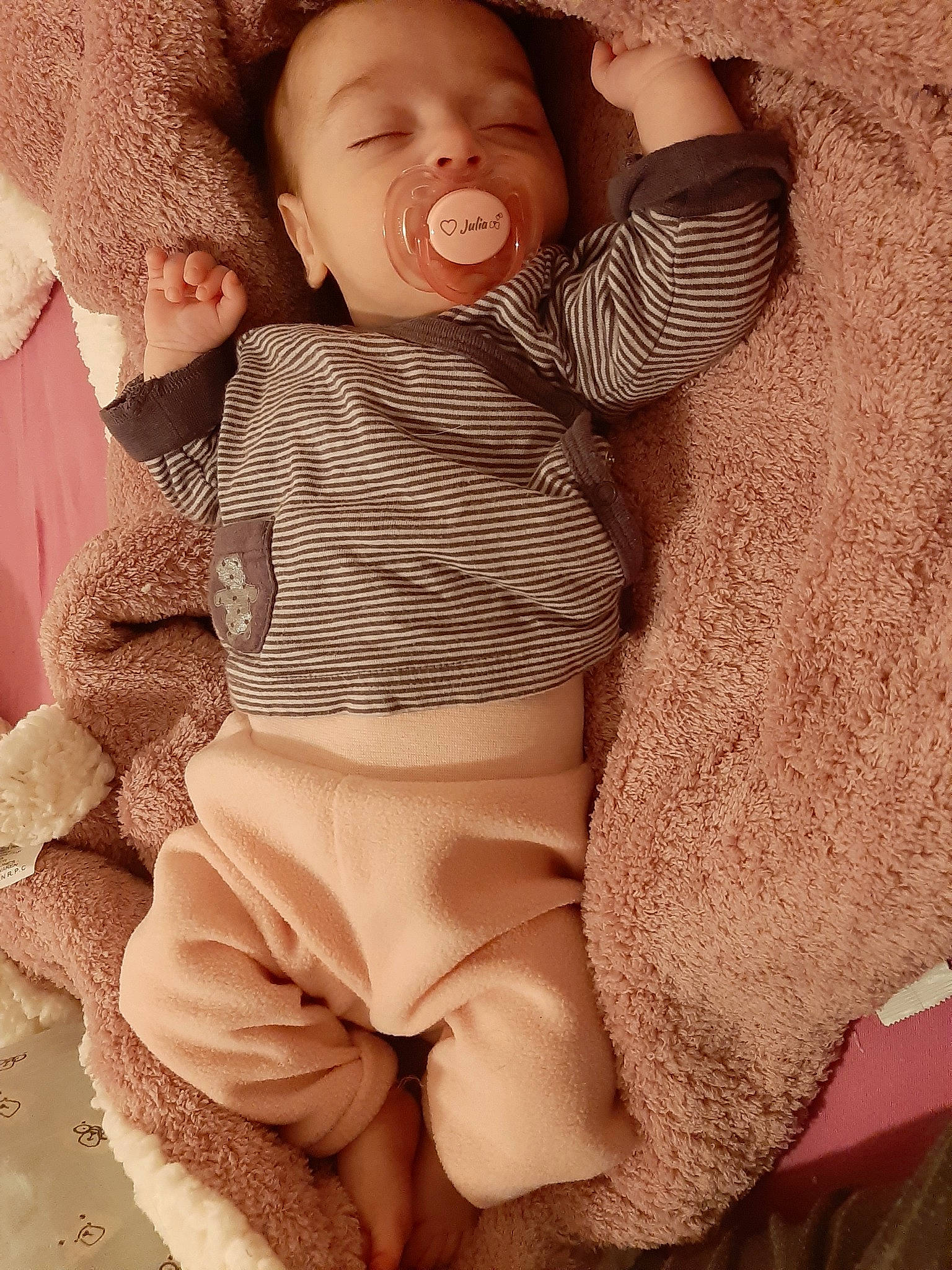 Julia participe au concours pour gagner de l'argent avec cette photo : child, girl, hand, infant, joy, person, product, skin, textile, toddler, wool