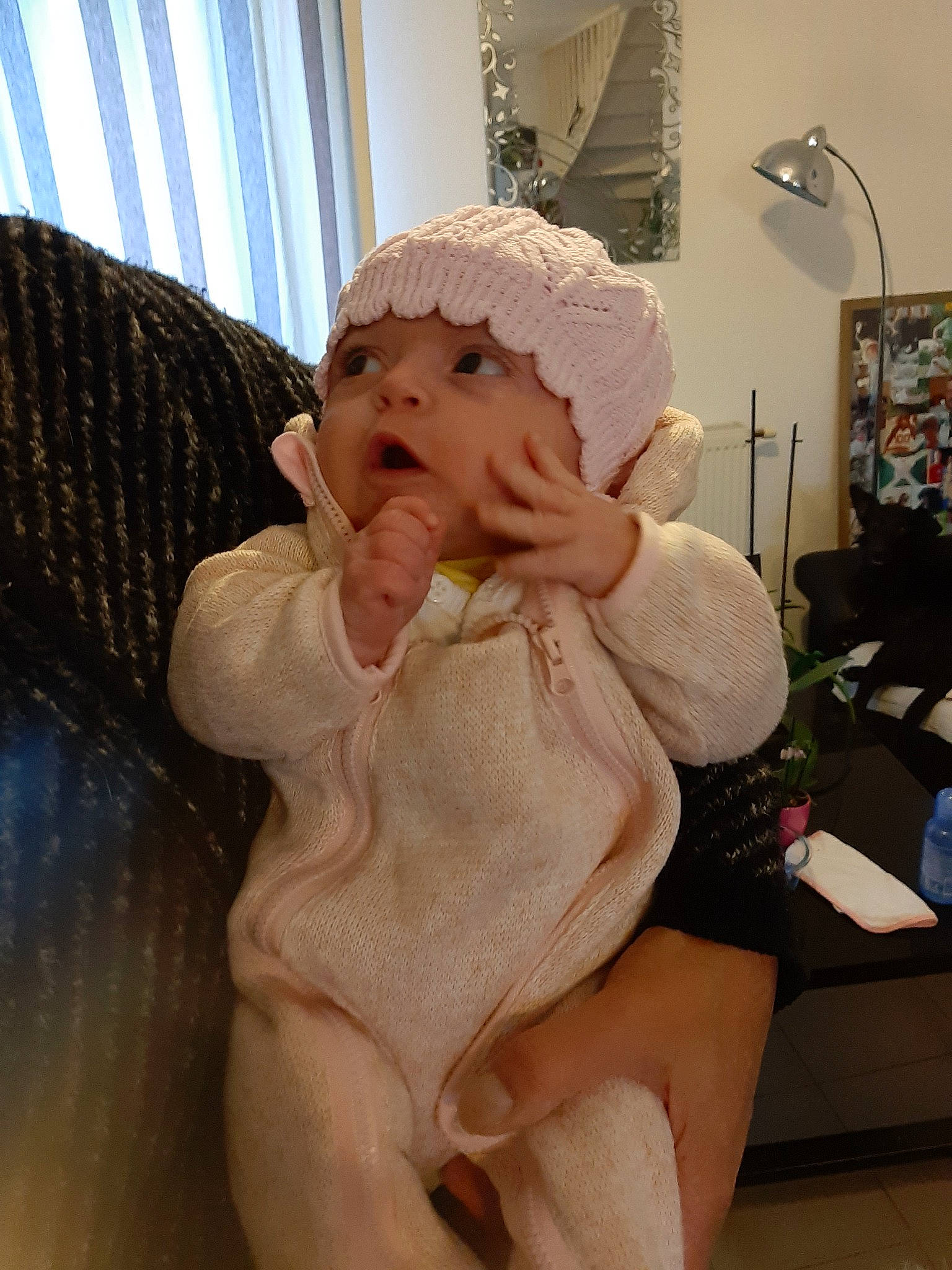 Julia a rejoint le concours — aidez-le/la à gagner de superbes lots ! child, finger, girl, hand, headwear, infant, person