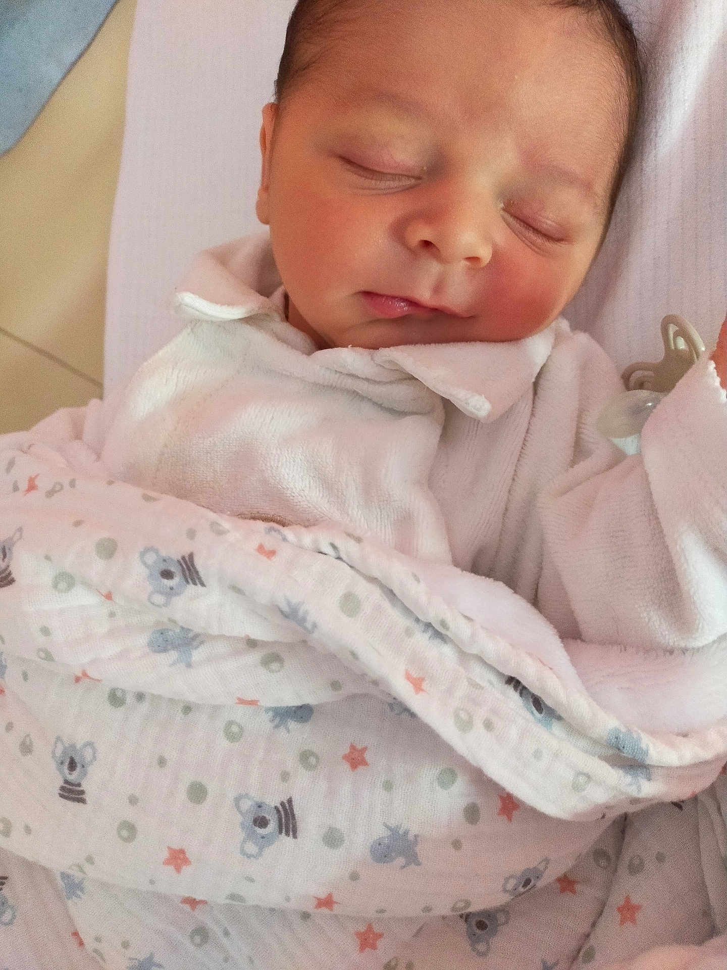 Nathan a rejoint le concours — aidez-le/la à gagner de superbes lots ! newborn, baby, sleeping, blanket, koala_pattern, white_clothing, infant, cute, soft, peaceful, child, closeup, face, swaddled, indoors, portrait, resting, adorable, toddler, sleep