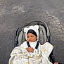 Melyo participe au concours pour gagner de l'argent avec cette photo : baby, stroller, blanket, baby_clothing, child, sleeping, outdoor, asphalt, street, cozy, cute, infant, car, road, hand, wearing_hat, comfort, soft_blanket, urban, transport