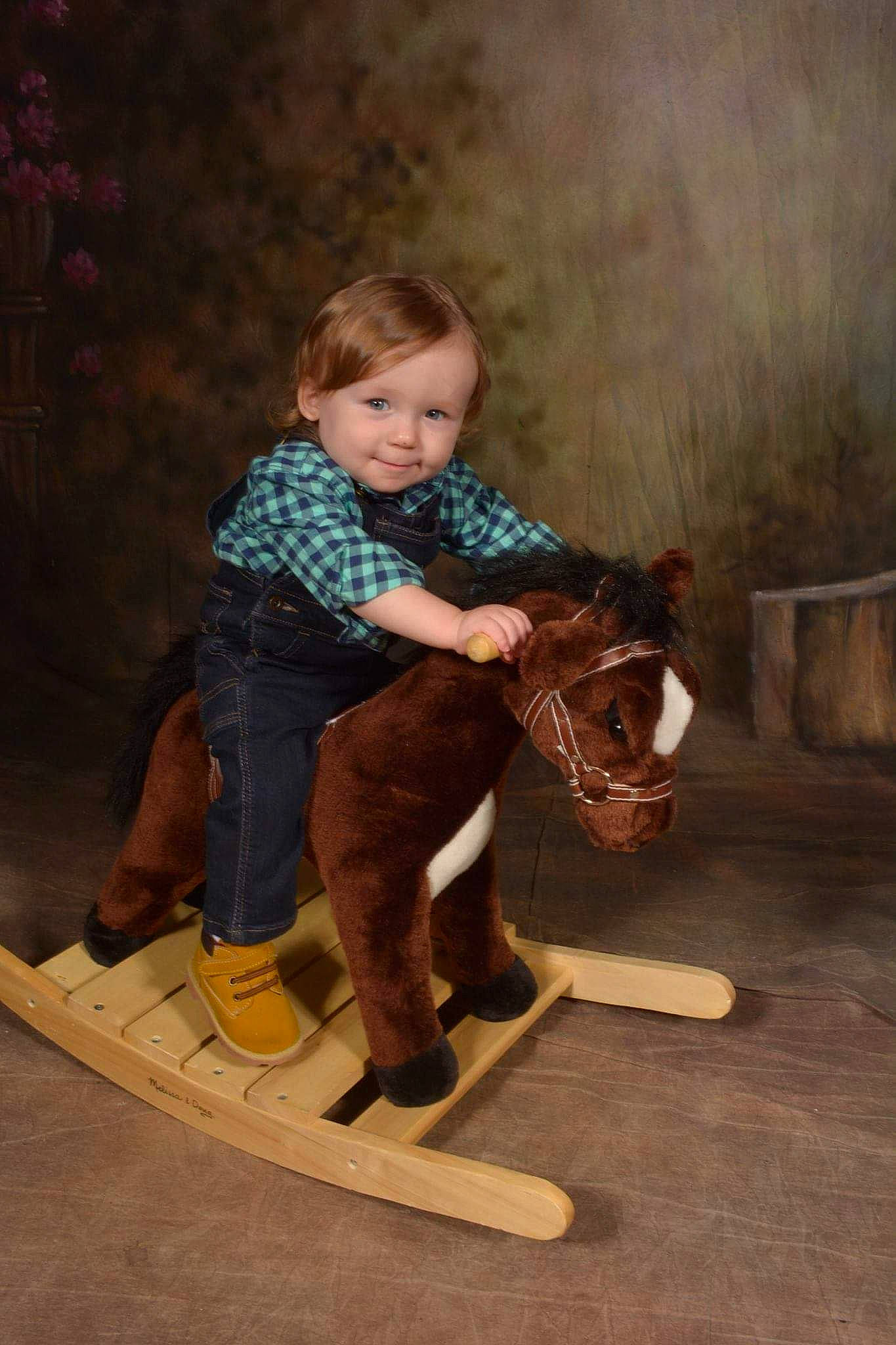 Aron is registered to the contest to win money with this photo: child, fun, girl, human_behavior, joy, person, sitting, toddler, wood