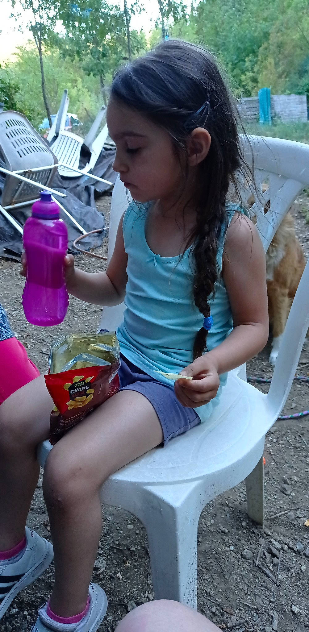 Alissya a rejoint le concours — aidez-le/la à gagner de superbes lots ! beauty, blue, bottle, child, fun, hairstyle, human_leg, knee, leg, leisure, organ, person, photograph, pink, plastic_bottle, public_space, recreation, snapshot, summer, thigh