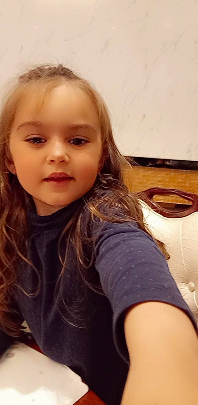 Alissya participe au concours pour gagner de l'argent avec cette photo : blond, cheek, chin, eye, eyebrow, eyelash, flash_photography, forehead, fun, gesture, happy, iris, lip, long_hair, neck, nose, person, skin, t_shirt, toddler