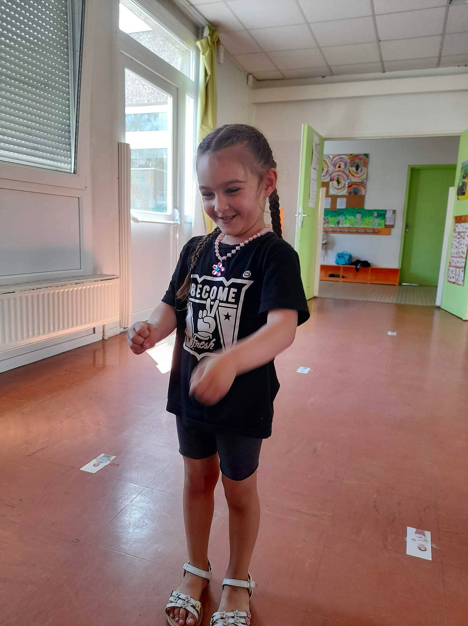 Alissya participe au concours pour gagner de l'argent avec cette photo : fashion_design, flooring, fun, happy, human_leg, joint, joy, knee, person, shoe, shorts, sleeve, smile, sportswear, standing, t_shirt, thigh, toddler, trunk, waist