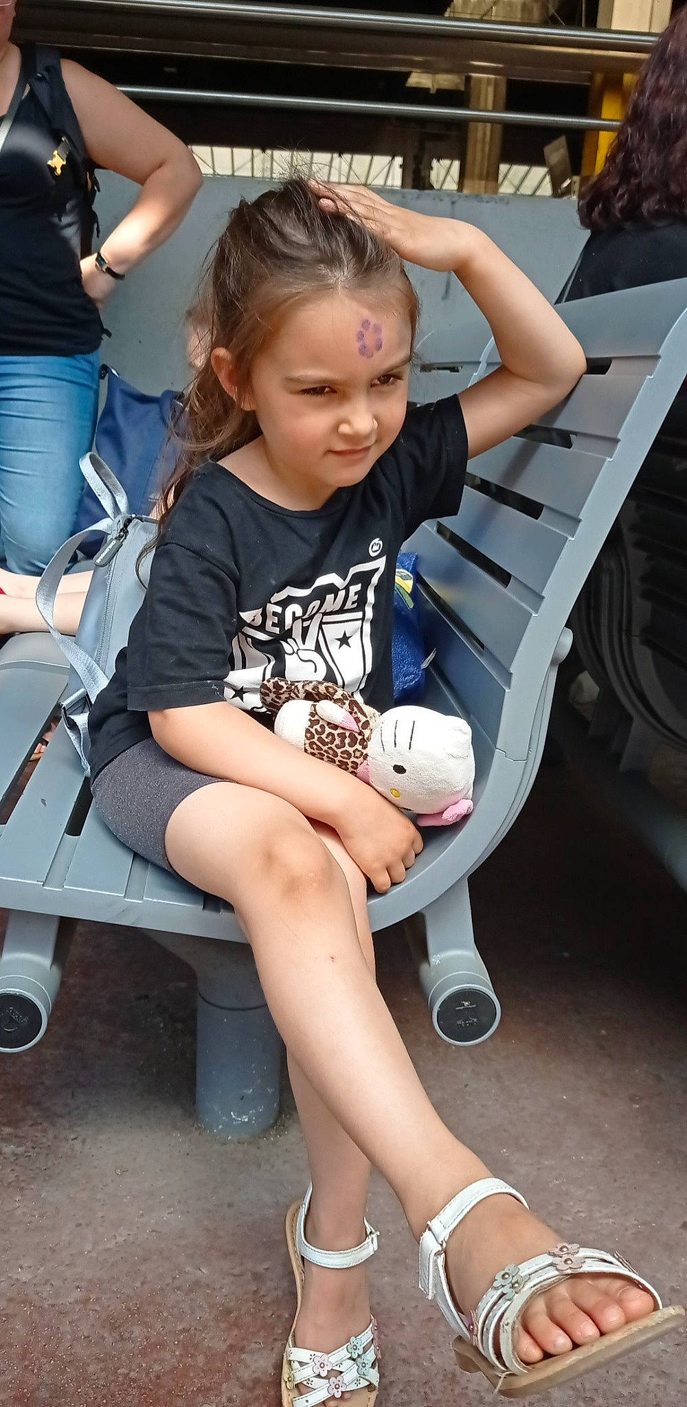 Alissya participe au concours pour gagner de l'argent avec cette photo : automotive_tire, cool, fashion, hairstyle, human_leg, joint, knee, lap, leg, leisure, person, shoe, shorts, shoulder, sneakers, standing, style, thigh, vehicle_door, wheel