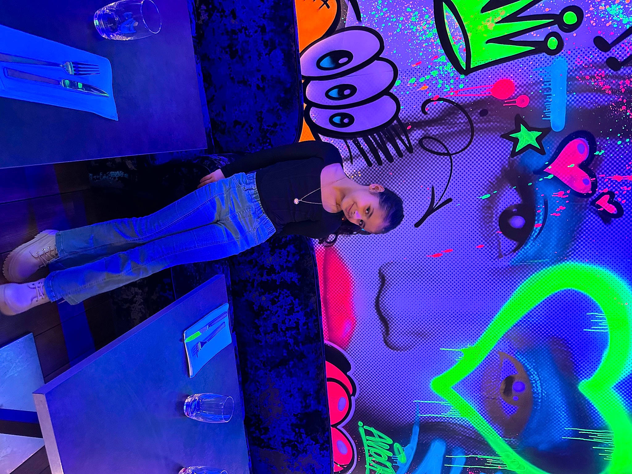 Suzane participe au concours pour gagner de l'argent avec cette photo : art, artist, electric_blue, entertainment, event, font, fun, graphic_design, graphics, joy, magenta, music, neon, performance, performing_arts, person, purple, space, suit, violet