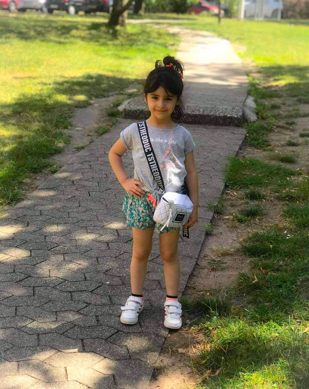 Suzane a rejoint le concours — aidez-le/la à gagner de superbes lots ! asphalt, child, fun, grass, grass_family, happy, joy, leaf, leisure, people_in_nature, person, plant, public_space, road, shorts, sidewalk, smile, sneakers, thigh, toddler