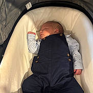 Maé participe au concours pour gagner de l'argent avec cette photo : baby, child, clothing, cushion, cute, fabric, footwear, hand, head, indoor, infant, light, newborn, overalls, peaceful, portrait, resting, sleeping, small, stroller