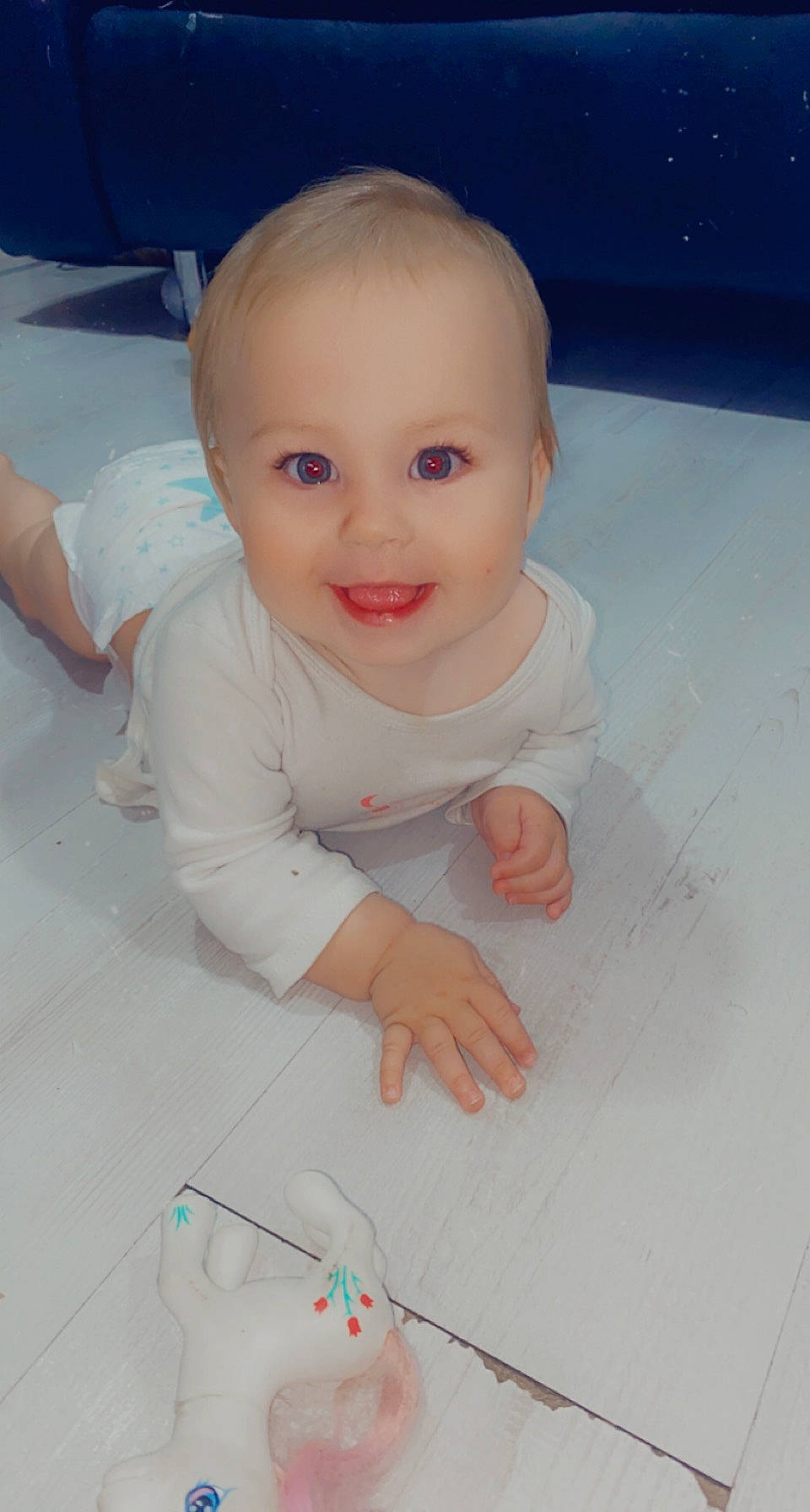 Louana participe au concours pour gagner de l'argent avec cette photo : baby, baby_toddler_clothing, cheek, child, crawling, eye, eyebrow, floor, flooring, fun, happy, hardwood, iris, joy, nose, person, sitting, skin, sleeve, smile