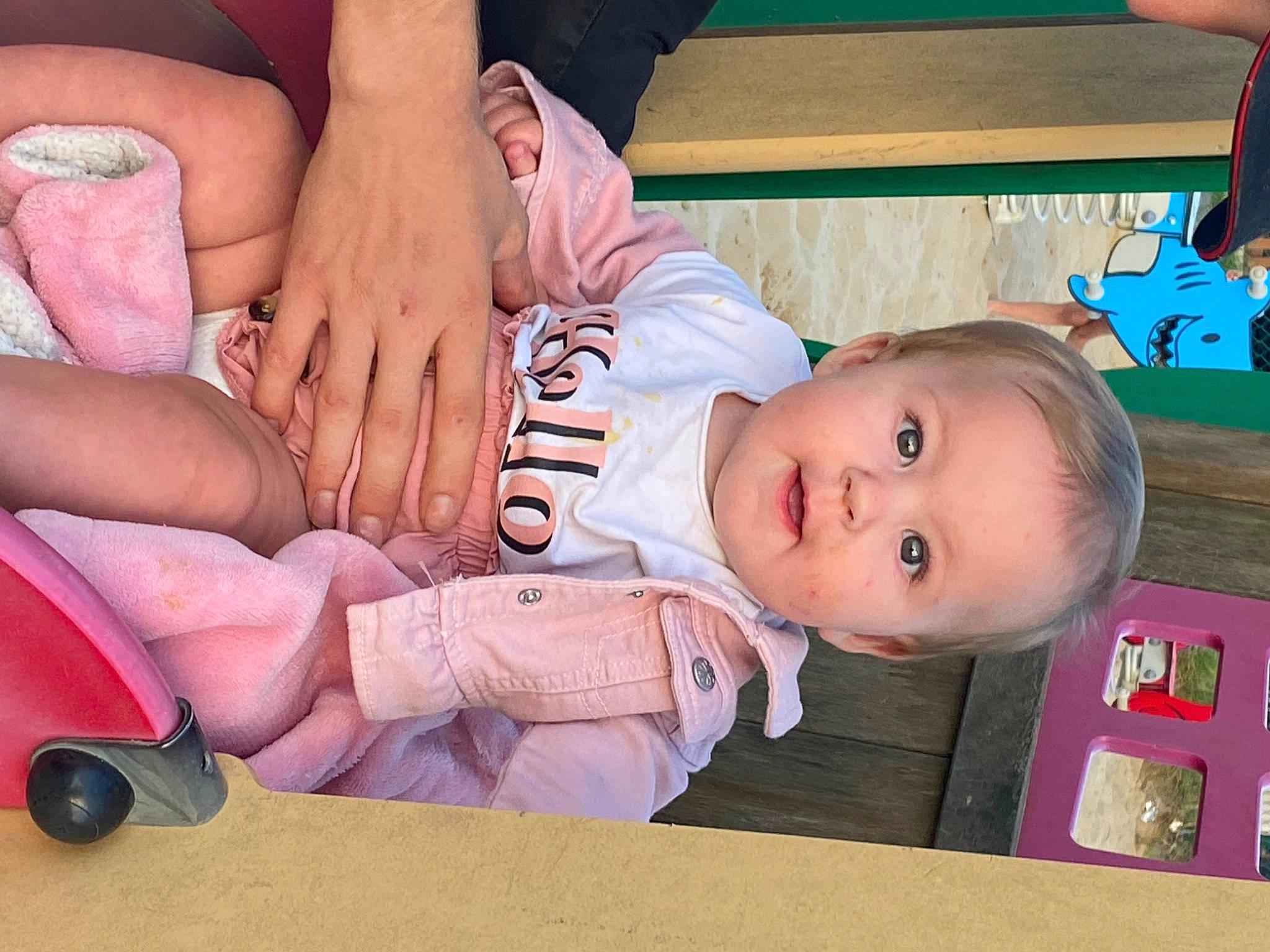 Louana a rejoint le concours — aidez-le/la à gagner de superbes lots ! baby, baby_toddler_clothing, calf, child, facial_expression, foot, fun, happy, human_leg, knee, lap, nail, person, play, sitting, skin, thigh, thumb, toddler, wheel