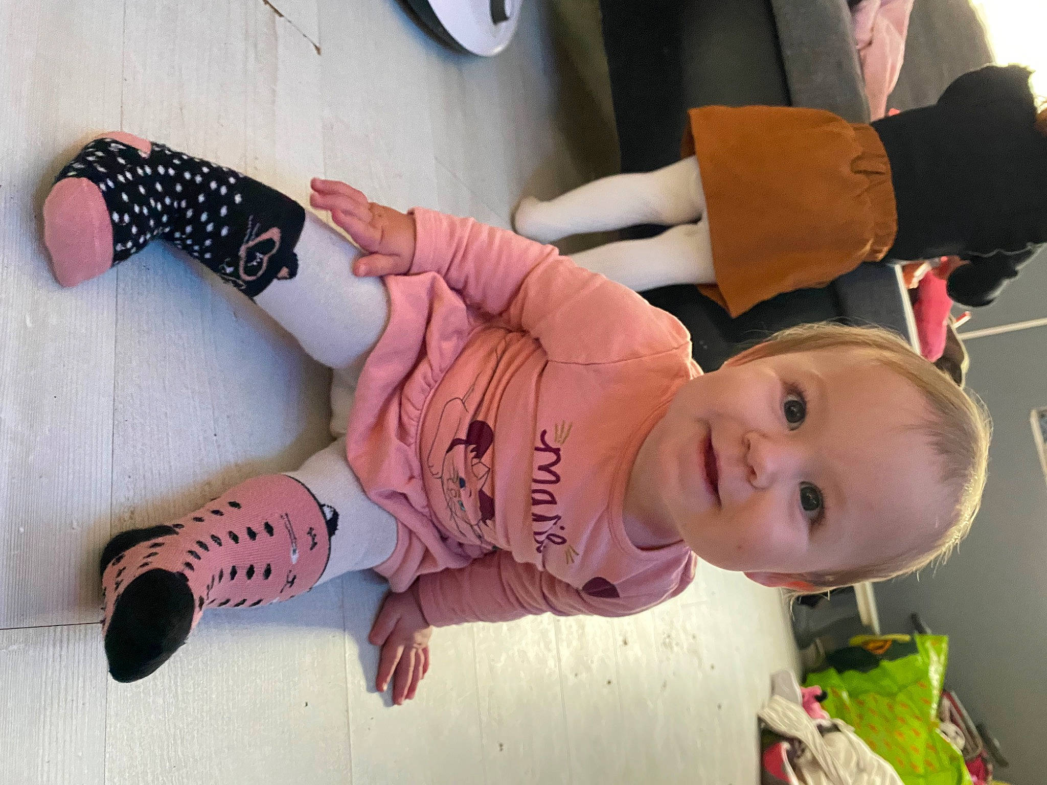 Louana participe au concours pour gagner de l'argent avec cette photo : abdomen, baby, carmine, child, eyewear, flooring, foot, hat, human_leg, joint, knee, leg, person, plant, sock, sunglasses, thigh, toddler, trunk, wood