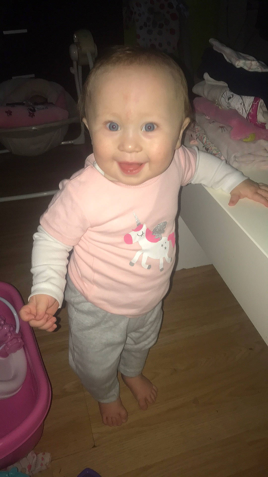 Zayna a rejoint le concours — aidez-le/la à gagner de superbes lots ! arm, baby, baby_toddler_clothing, cheek, eye, eyebrow, finger, floor, hair, head, human_body, iris, lip, mouth, nose, person, pink, skin, sleeve, smile