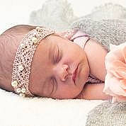 Talía a rejoint le concours — aidez-le/la à gagner de superbes lots ! baby, baby_sleeping, beanie, beige, bonnet, child, crown, ear, fashion_accessory, fur, hair_accessory, headband, headgear, headpiece, headwear, jewellery, pearl, person, pink, product