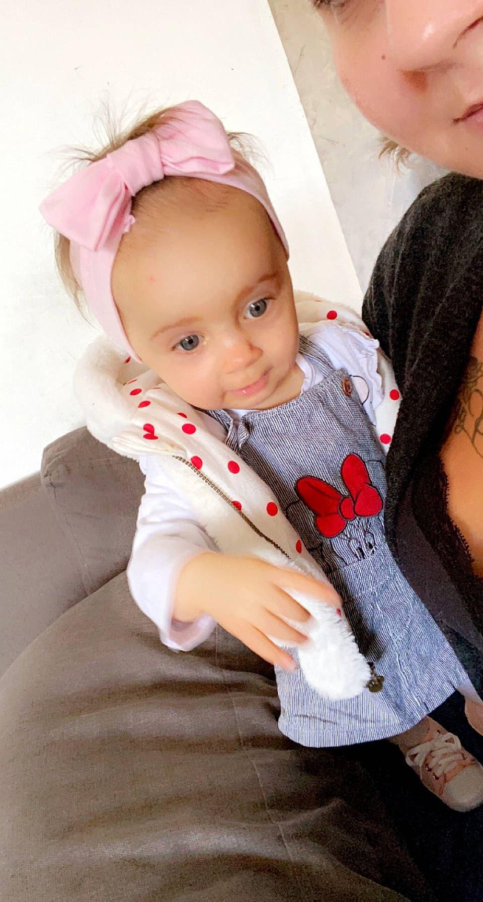 Ines participe au concours pour gagner de l'argent avec cette photo : arm, baby, baby_toddler_clothing, cheek, comfort, elbow, eyelash, finger, gesture, hand, happy, iris, lip, nail, neck, person, pink, skin, sleeve, textile