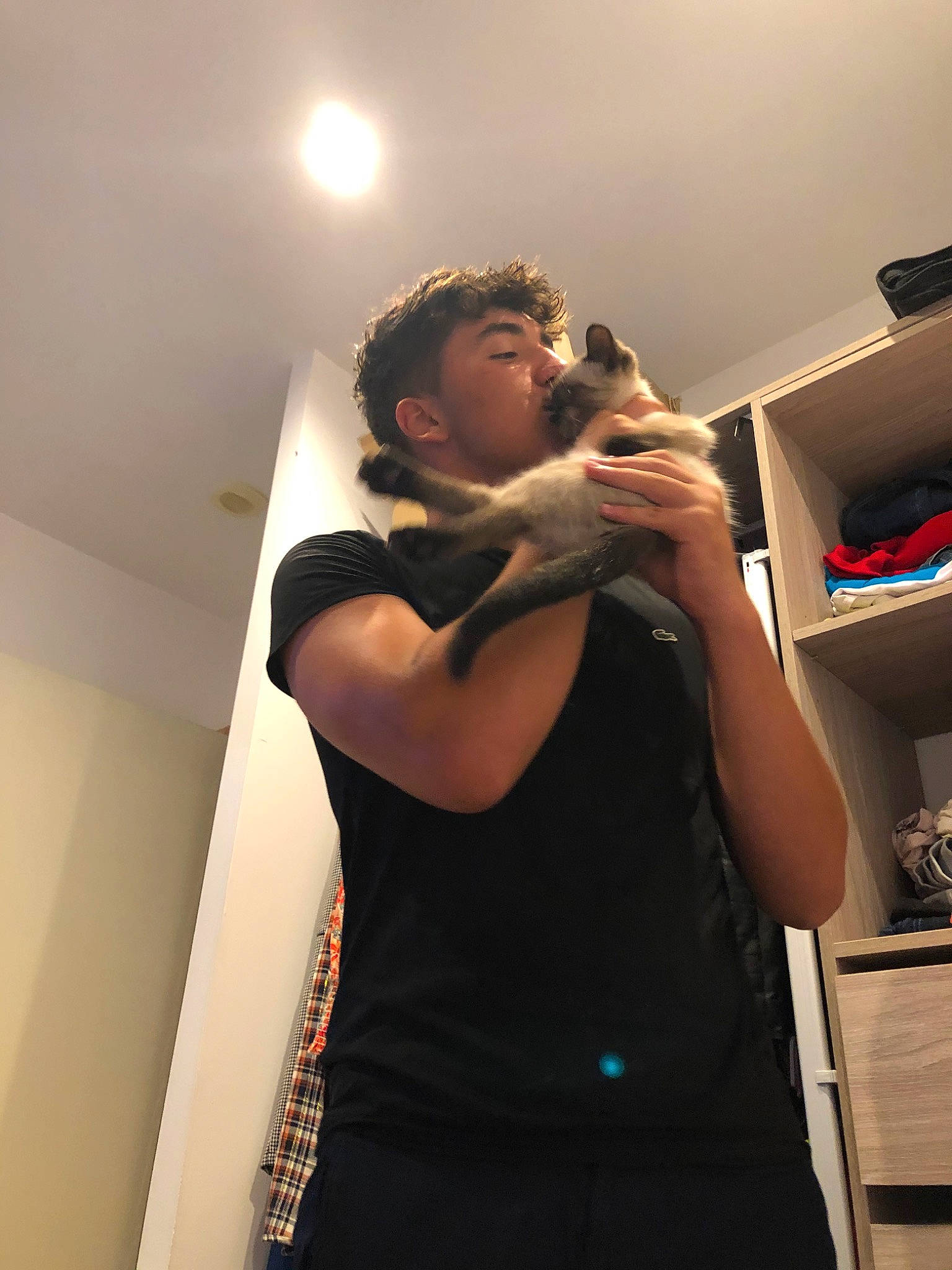 Tsymba participe au concours pour gagner de l'argent avec cette photo : abdomen, audio_equipment, beard, ceiling, elbow, entertainment, event, eyewear, facial_hair, flash_photography, fun, fur, gesture, hairstyle, plaster, room, shelf, t_shirt, thigh, trunk