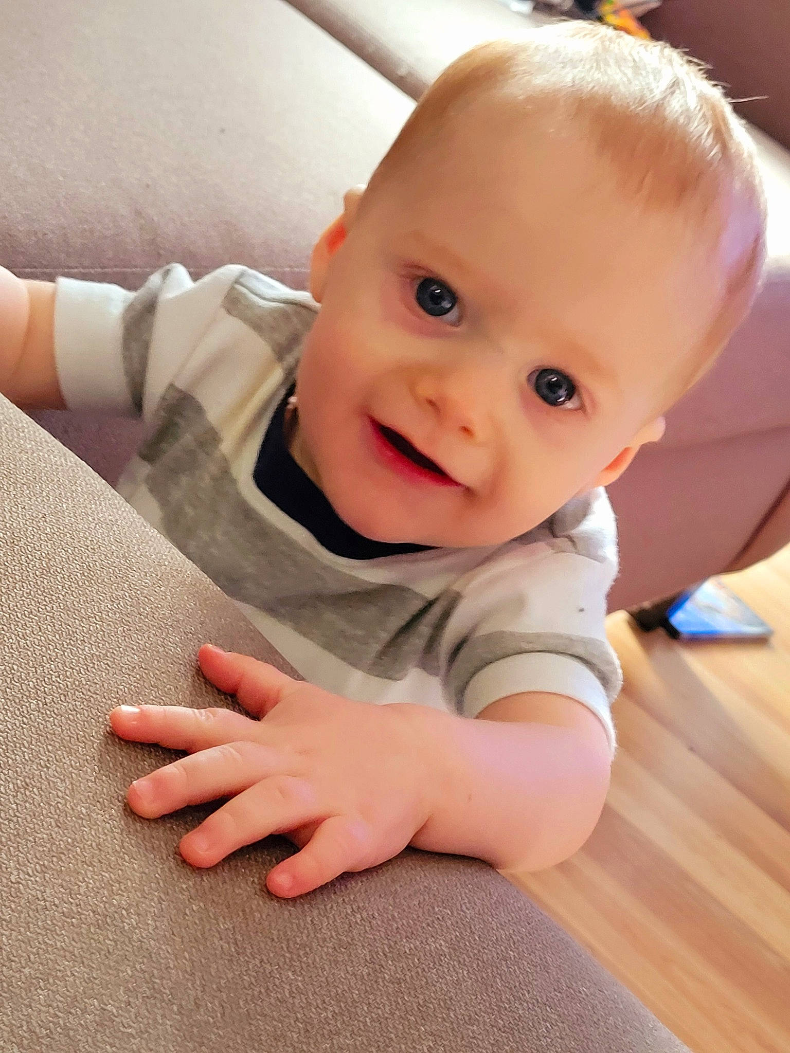 Liam participe au concours pour gagner de l'argent avec cette photo : baby, baby_toddler_clothing, cheek, comfort, floor, flooring, gesture, hair, happy, hardwood, iris, leg, nose, person, skin, sleeve, smile, thumb, toddler, tummy_time