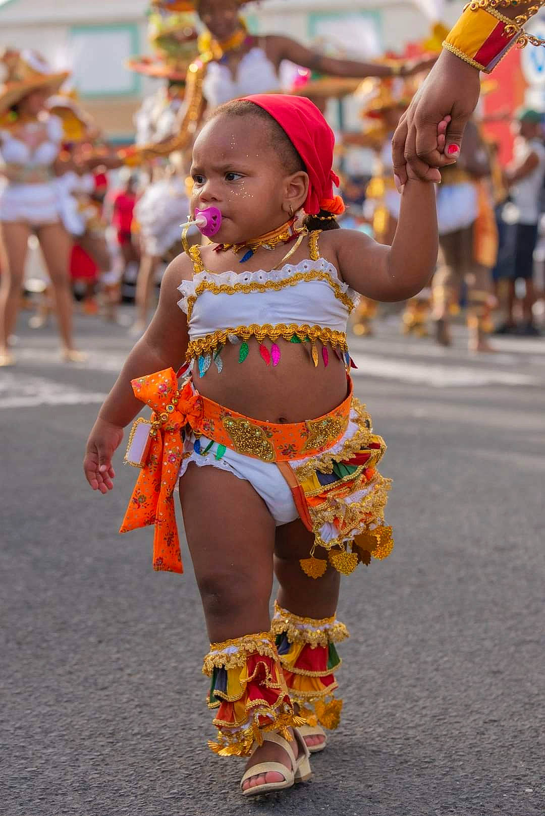 Jahleeah participe au concours pour gagner de l'argent avec cette photo : abdomen, crowd, dance, entertainment, event, eyewear, fun, happy, headgear, human, human_leg, navel, orange, performing_arts, person, public_space, road, street, thigh, trunk