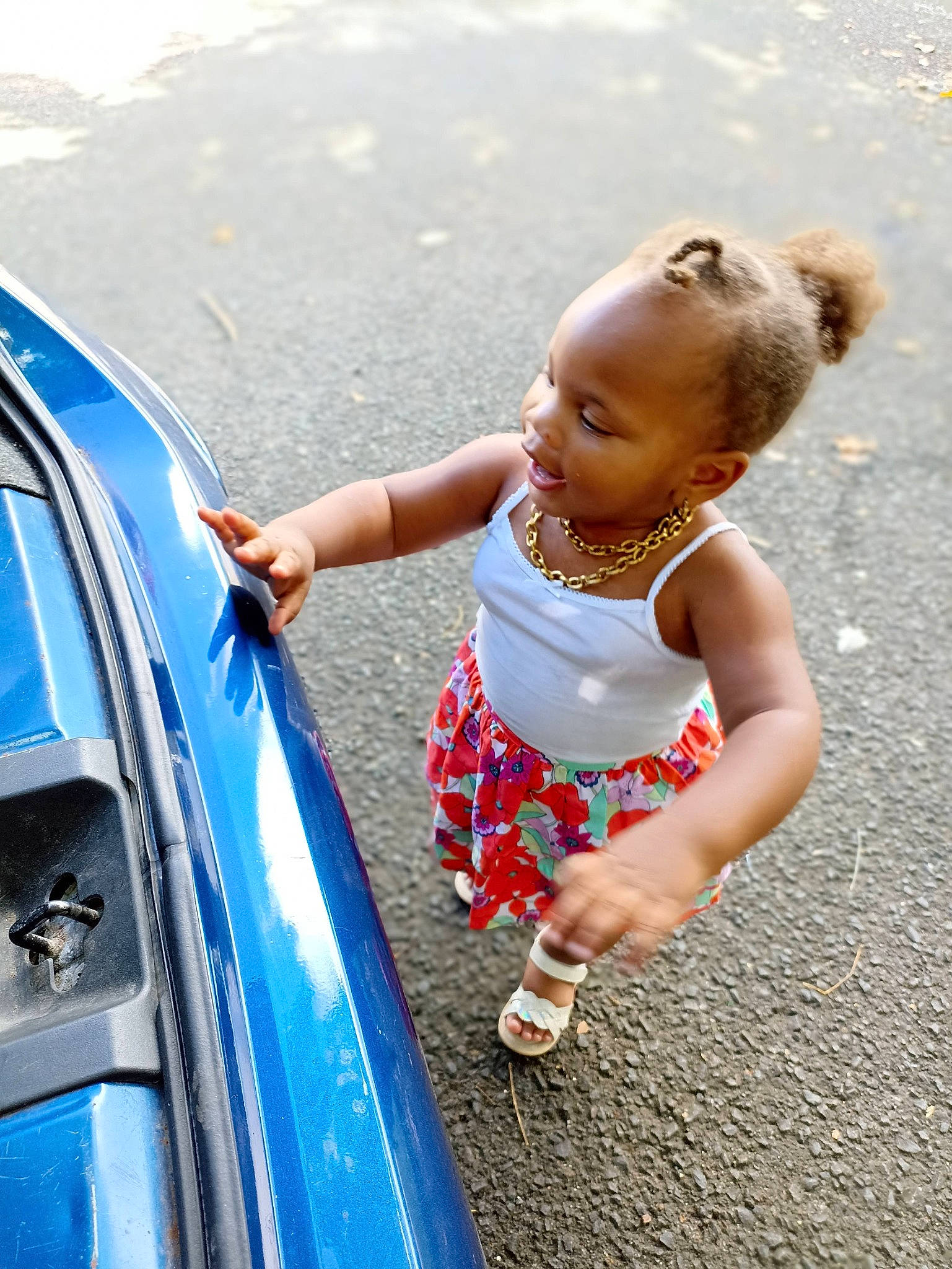 Jahleeah a rejoint le concours — aidez-le/la à gagner de superbes lots ! asphalt, automotive_design, automotive_exterior, automotive_lighting, automotive_tire, baby, bumper, car, fender, fun, happy, hood, leisure, motor_vehicle, person, recreation, rim, road, summer, toddler