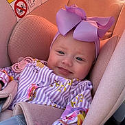 Djynn a rejoint le concours — aidez-le/la à gagner de superbes lots ! baby, car_seat, purple_bow, smiling, infant, child, striped_clothing, floral_pattern, safety_harness, pink, cute, indoors, seatbelt, headwear, person, child_seat, happy, young_child, pacifier, fabric_texture