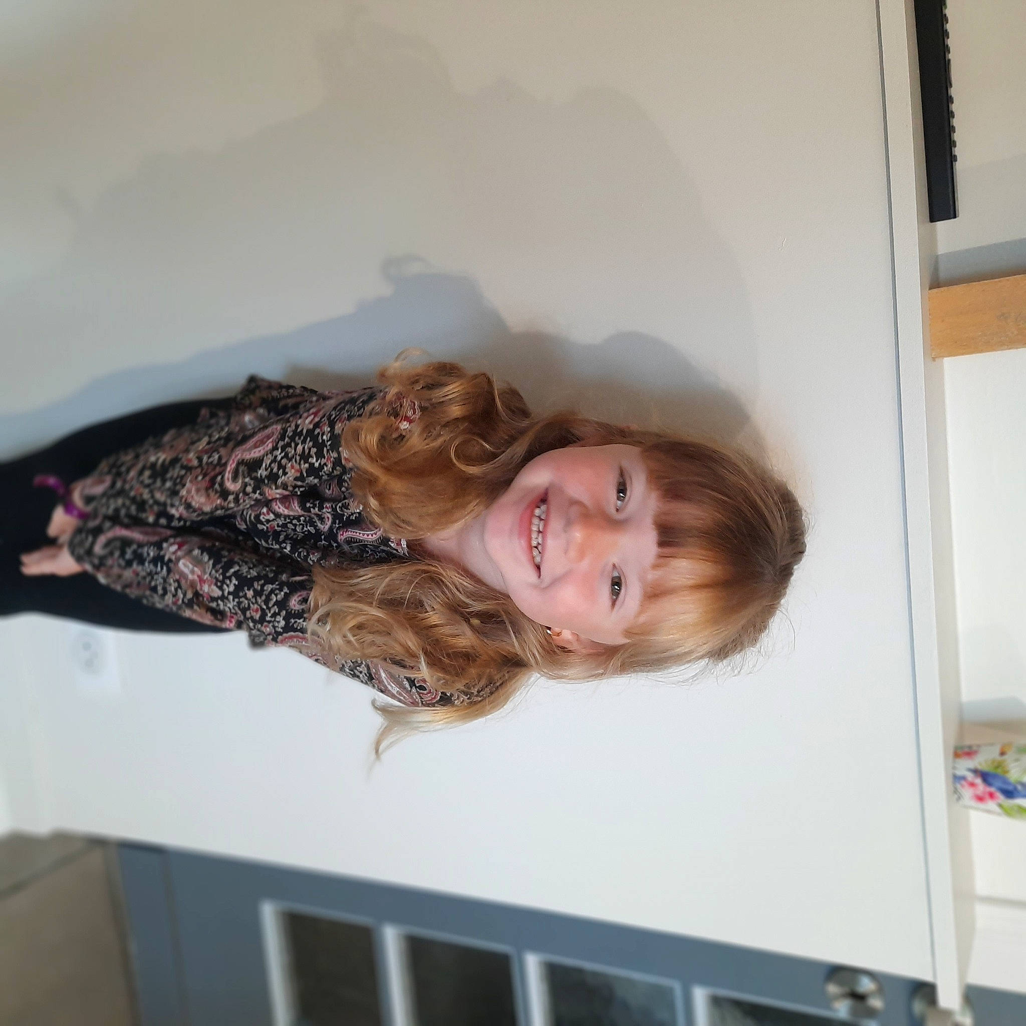 Jade participe au concours pour gagner de l'argent avec cette photo : child, comfort, fence, fun, happy, iris, joy, person, room, smile, toddler, wood