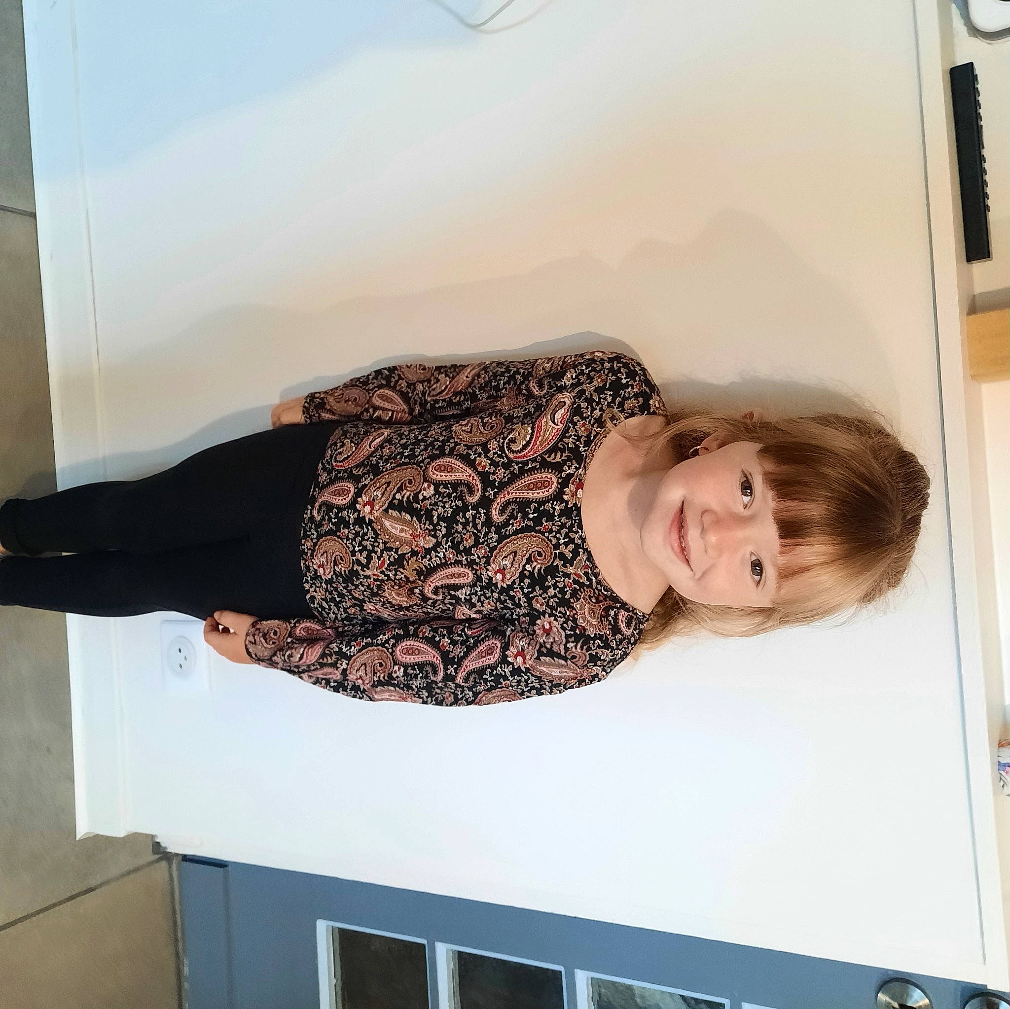 Jade a rejoint le concours — aidez-le/la à gagner de superbes lots ! comfort, eyelash, fashion_design, fun, happy, human_leg, joy, makeover, material_property, pattern, person, room, sleeve, thigh, waist, wrist